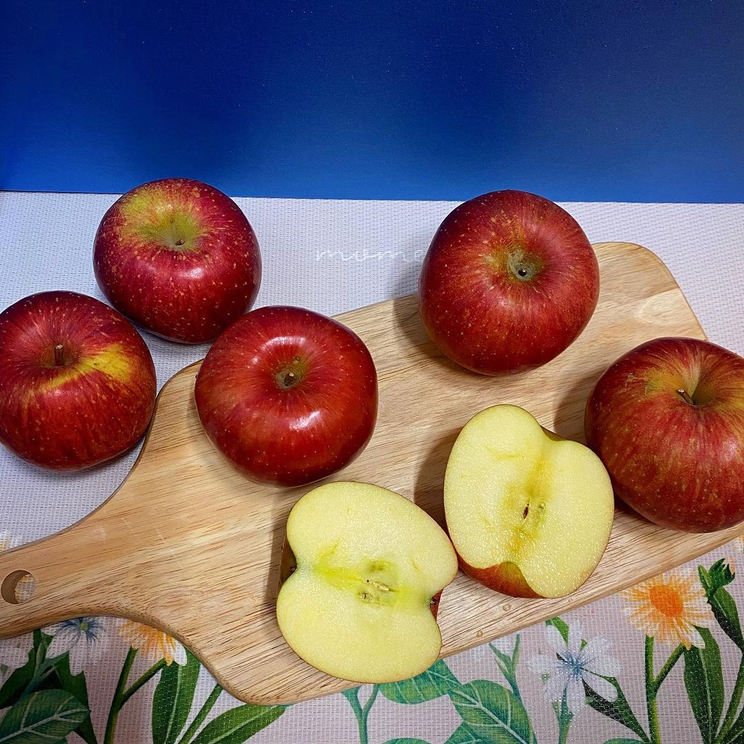 @saehayan101 on Instagram: “#협찬 #햇살맘사과 🍎 . 아침에 사과 하나는 필수죵⁉️ . #베이글 에 크림치즈바르고 껍질채 먹는 사과를 올려서 먹으면…”