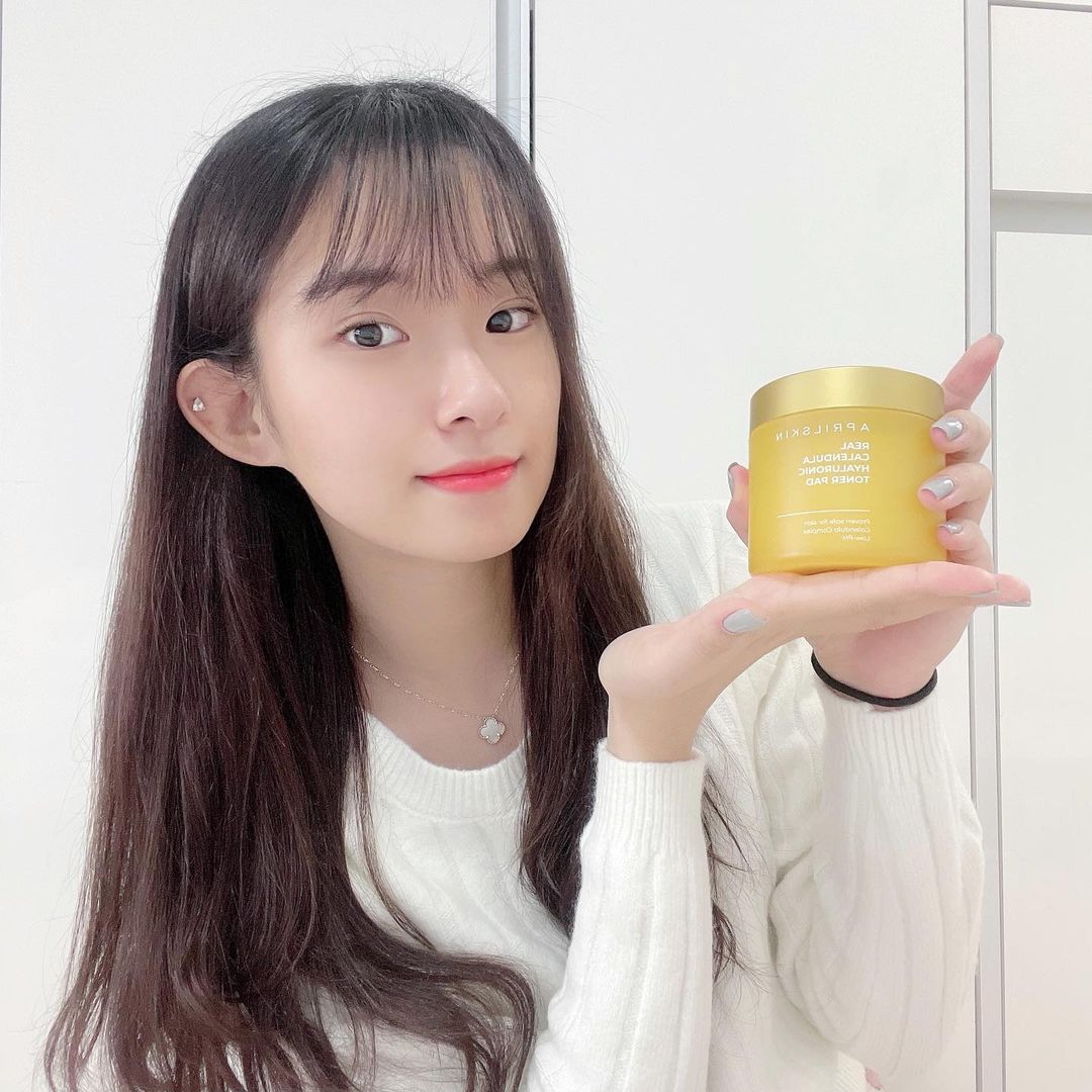 ᴴᴱᴱᴶᴵᴺ ᩚ on Instagram: “카렌둘라 꽃수 79% 에센스가 들어있어 피부 진정에 도움을 주는 리얼 카렌둘라 히알루로닉 토너패드!! 듀얼패드로 이루어져 있어서 모공+피부결 + 노폐물 관리를 동시에 할 수 있답니다◡̈ 공용기와 함께 구성되어 가방에 넣고 다니면서 쓸 수 있어 매일…”