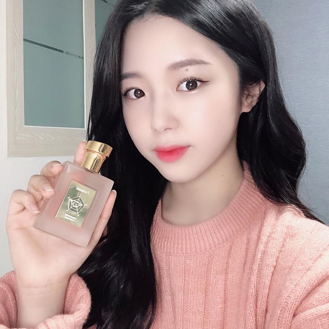 𝐇𝐚 𝐉𝐞𝐨𝐧𝐠 𝐘𝐮 하정 on Instagram: “🤍포맨트 시그니처 퍼퓸 코튼메모리🤍 내가 좋아하는 향 다 모여있는 데일리 향수 찾았다✌🏻 시간 지날때마다 향이 오묘하게 달라져서 항상 색다른 느낌을 주는 포맨트 여성향수가 새로 출시했어요! 향기와 함께 피어오르는, 설렘의 기억 Top note :…”