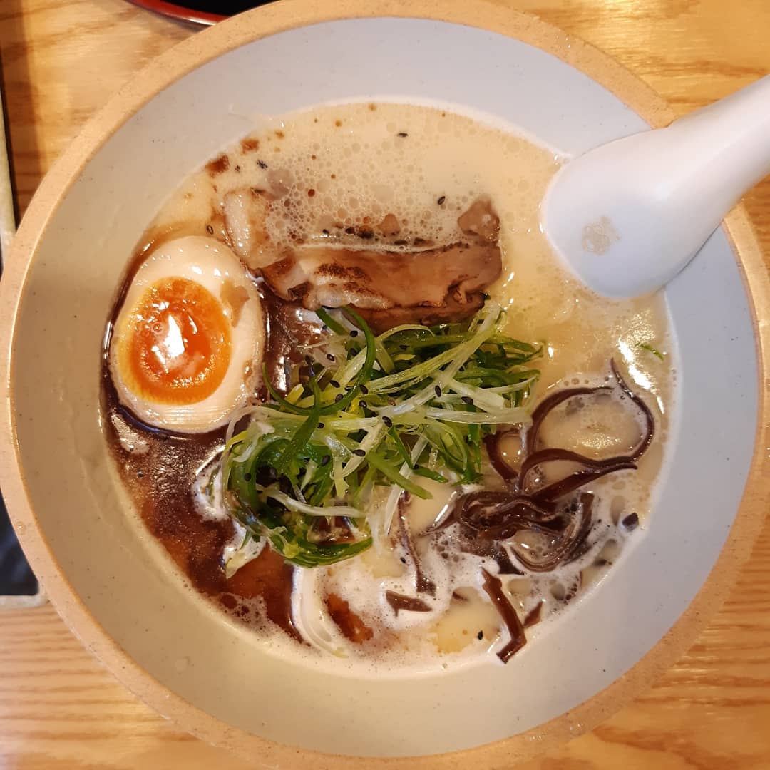 🍜#히노아지 🍜

🍜#돈코츠라멘  7.5
🍗#치킨가라아게  4.5

라멘은 담백하고 깔끔한맛이었다😉
놀랐던 점은 면이 엄청 부드러웠던..?🤔
호로록호로록 잘 올라와서 좋았당🍥

가라아게🍗도 가격에비해 맛있었당
하긴 치킨이 맛없을수 있을까...😎

가성비 좋고 맛있었던!😊

#라멘 #센텀맛집 #센텀라멘