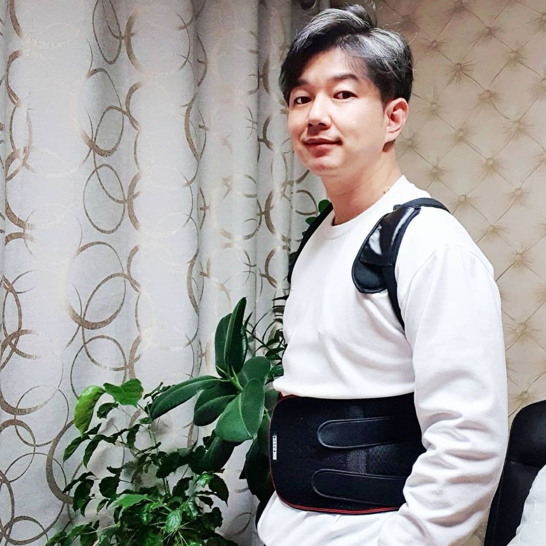 SCOTT.H on Instagram: “#협찬 . 요즘 나의 최대 고민은 바로 구부정한 자세에요🤕🤕 장시간 컴퓨터 작업을 해야하는데 신경을 쓴다고 해도 어느 순간 구부정하게 굽어있는 등과 어깨때문에 항상 통증의 나날들😑😷🥵 . 저와 같은 고민이신 분들은 주목📣📣 다른 제품들로 만족을 못…”