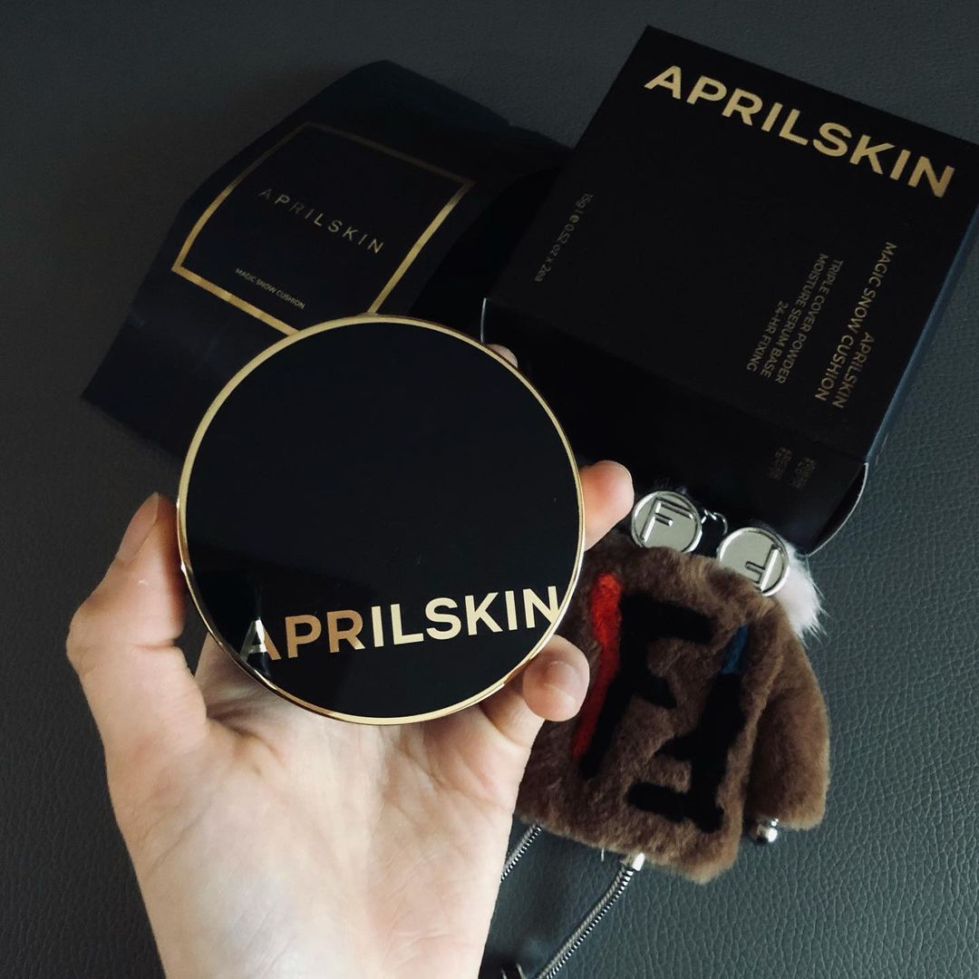 ʏᴇʏᴏᴜɴɢ 🇨🇦🇰🇷 on Instagram: “@aprilskin_korea #협찬 - 아뜨아뜨 핫!한 아이템! 꺄아~~바로바로 #에이프릴스킨 #매직스노우쿠션 입니다아~🔥330만개 완판 쿠션이라서 기대가 컸는데 인기많은 이유를 알것같아요!! 오늘 오전에 처음 피부화장을 하고 등산을 다녀온 후…”