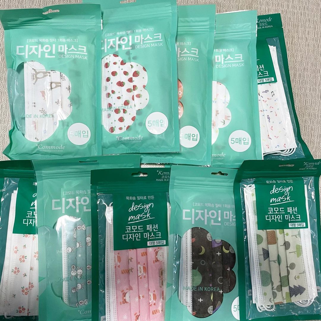 시하&루하 on Instagram: “#협찬 윽 진짜 마스크도 매일 쓰니 지겹고 그랬는데 감사하게도 #스페커 에서 #코모드 디자인 마스크를 보내주셨어요 🤩 중국산은 꺼림직한데 ㅠㅠ #코모드 는 모든 원자재를 국산으로 만든 프리미엄 마스크에요 목화솜 필터를 사용했다는데 숨쉬기가…”