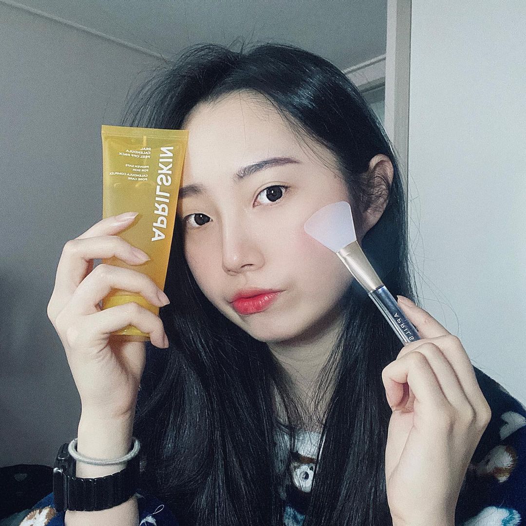 柳叡璘 on Instagram: “🌼카렌둘라 필오프팩🌼 이 제품은 2차 리뉴얼 때부터 제가 쓰던 제품인데 좋은 기회가 생겨 소개를 하게 되었네요 ! 카렌둘라 필…”