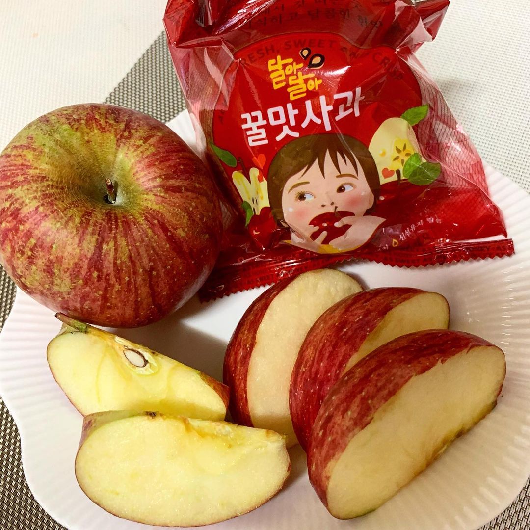 먹스타그램 on Instagram: “⠀ #협찬 #햇살맘사과 ⠀ 협찬이지만 진짜진짜 맛있는 사과를 소개합니다🍎 ⠀ 최근 아침이나 간식으로 하루에 한개씩…”