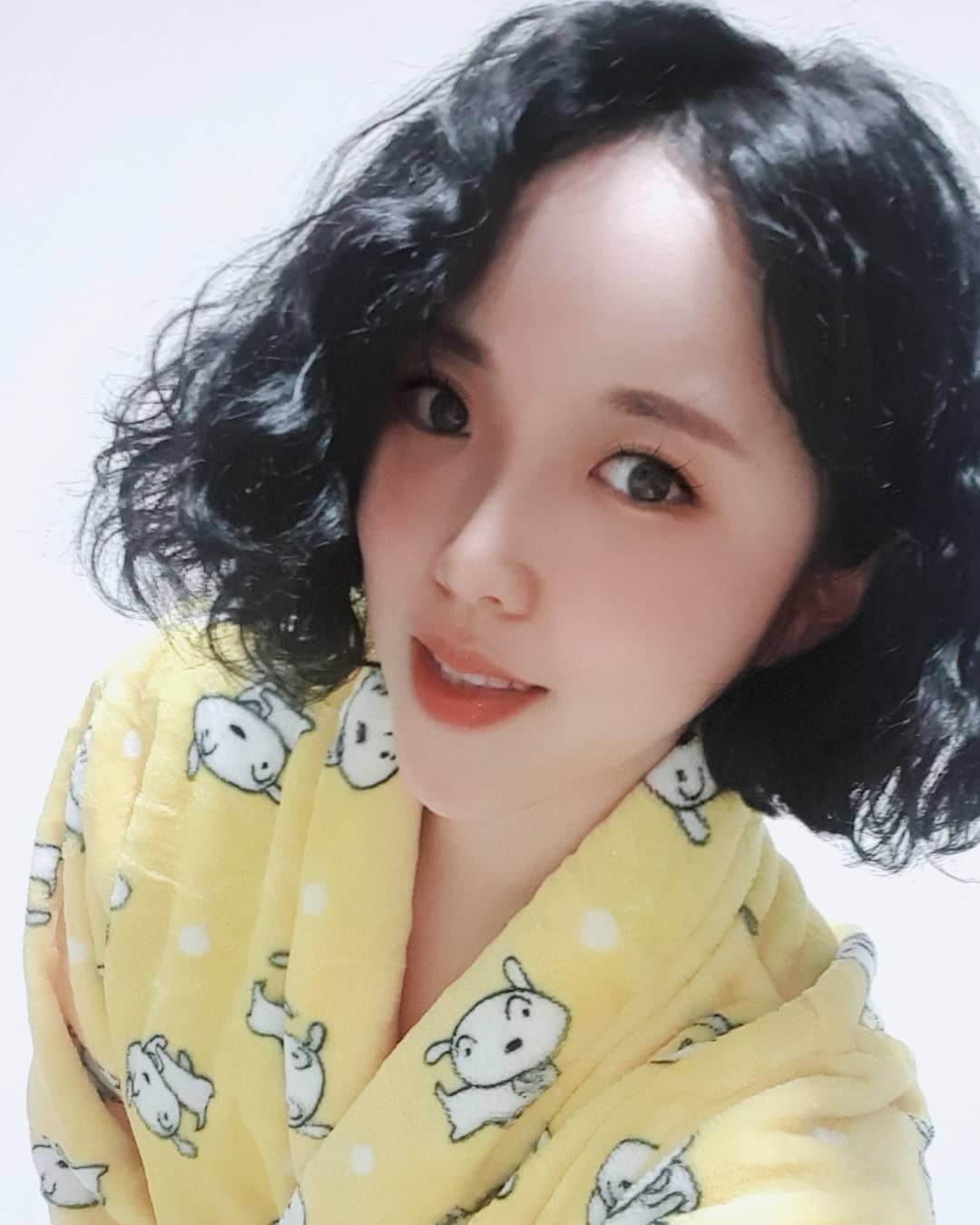 #한해동안수고하셨습니다 #코로나 때문에 힘드셨을 울 님들을 위해 #2019마지막날 #특가세일 품절이 빨라서 입금순 수량 빼드립니다😭
.
나는야 (♡˘▽˘)*.¸.¸¸. 밍크에 진심인편🥰 
#보들보들 #밍크가운 #귀여운가운 #캐릭터가운
.
후드스타일1개
카라스타일1개 
한세트(1+1) 2개에
17000

한개만구매시 14000+택배비3000
한세트 구매시 17000+택배비3000

두세트 (4개)구매시 무배적용 🥰

흰둥이-소노핑아

어깨50 가슴57 소매57 총길이110
허리끈에 주머니까지 있는데 #이가격실화냐 😆

#수면가운 #수면잠옷 #극세사가운 #목욕가운 #샤워가운 #흰둥이가운 #단발히피펌 #natural #makeup #beauty #dailylook #fff #lfl #홈웨어 #파자마파티 #hello2021 #힐링여행 #ootd #selfie #여행그램 #캐릭터잠옷