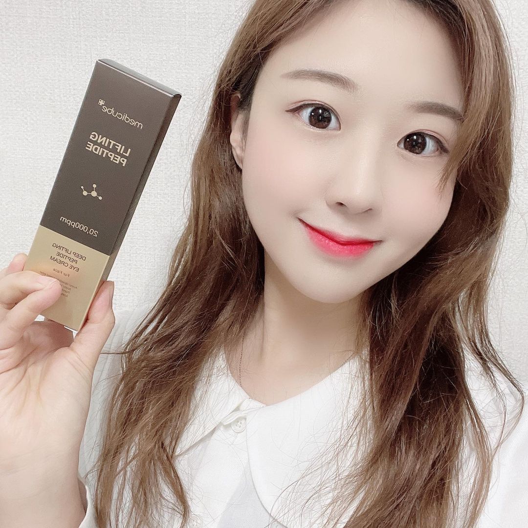 이수현 on Instagram: “벌써 오늘이 2020 마지막 날이네요.. 😿 이젠 눈 아래 주름 신경쓸 나이가 되가요.. 웃프지만 메디큐브에서 딥 리프팅 펩타이드 아이크림협찬 해주셨습니다 이거쓰고 앞으로 관리 더 잘해야지🤍 2주 사용으로 눈가 주름이 개선되며 얼굴 전체도 관리하는…”