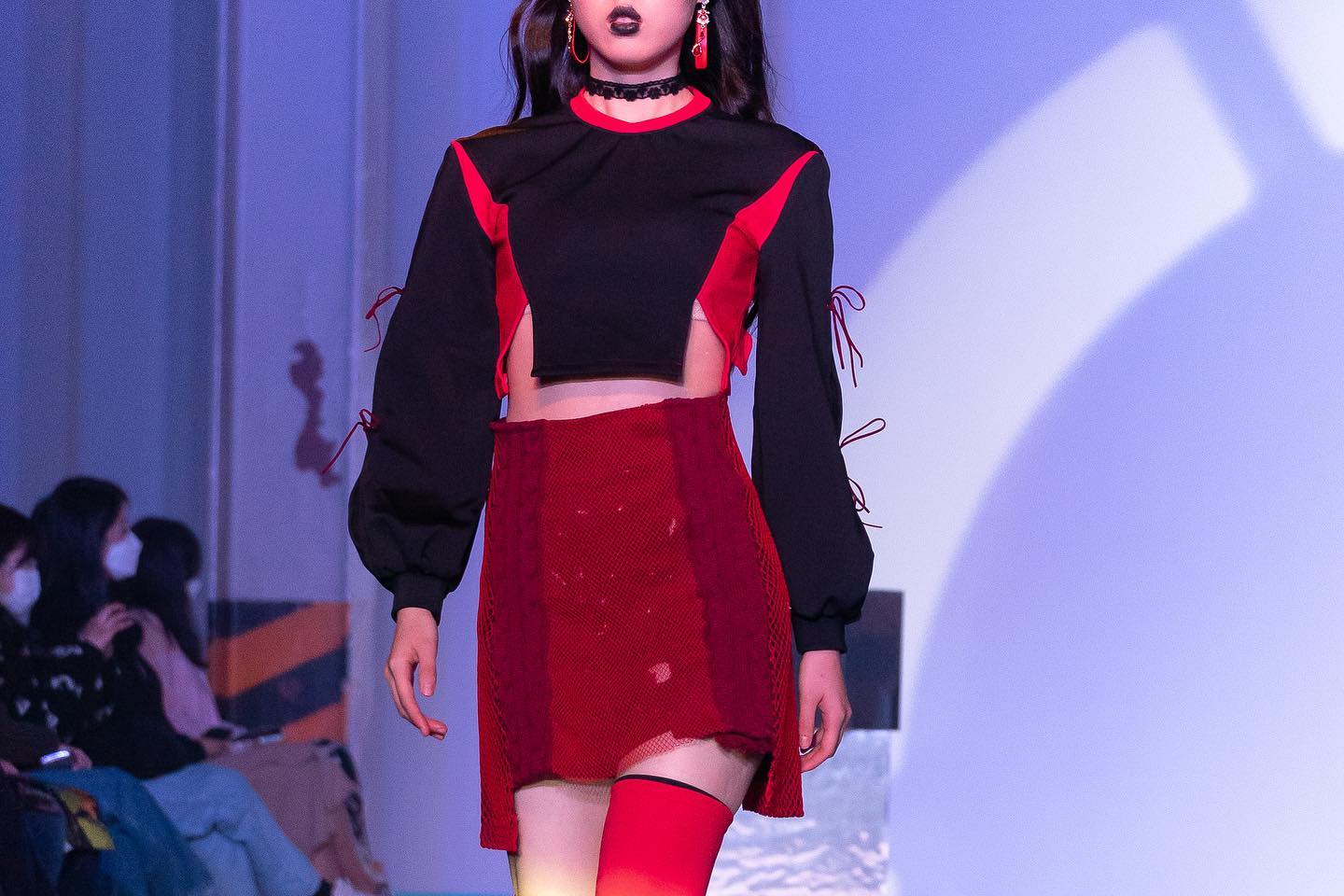 2020년 올해 가장 의미있었던 활동을 뽑아보자면 코로나때문에 거듭 연기됐던 OFF패션쇼가 아닌가 싶다.
그래도 내가 만든 옷을 사람들에게 보여줄 수 있어서 뜻깊었고 2021년에도 이런 기회가 또 생긴다면 참여할 계획이다. 
모든 분들의 수고로 쇼를 잘 마무리할수있었음에 정말 깊은 감사를 드린다.

[ PANDORA ]
All the illnesses and hardships.

Designer : jisu9reum 
Photographer : snowy_mandu 
o81o_young 
da_eui 
Model : _vivid_stella 

off_seoul_official