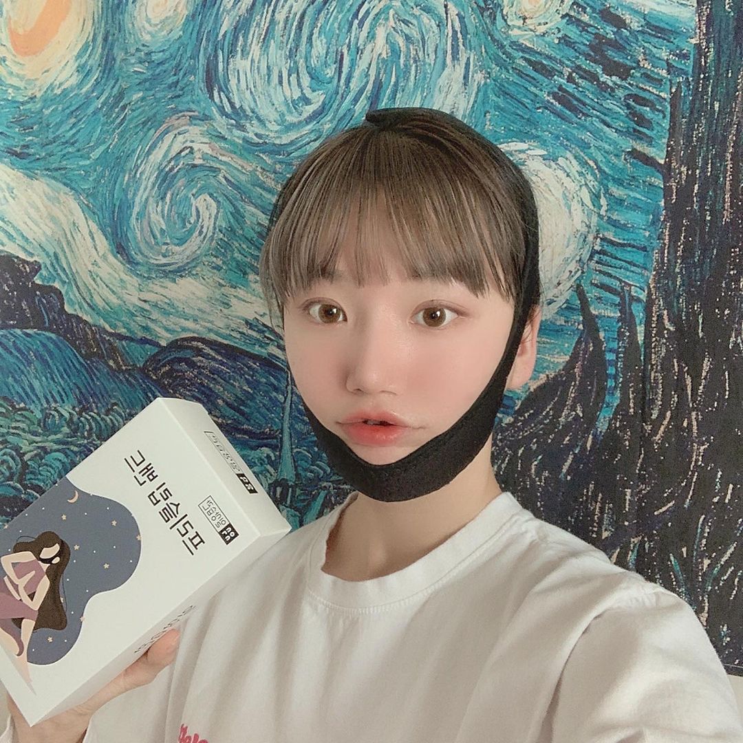 ᴍᴀᴋᴇ-ᴜᴘ ᴀʀᴛɪsᴛ sᴏ ʏᴏᴜɴɢ 🇰🇷 on Instagram: “자면서도 리프팅 관리, 손 쉽게 합시당 💤💙 💎 일상습관 _ 프리슬립밴드 💎 🎀 소봉쓰 사용후긔 🎀 나는 평소에도 사용하는 리프팅 밴드가 있긴 함 근데 이거는 몇 번 세탁하고, 사용하다보니 신축성이 쉽게 떨어져서 😱 효과도 딱히…”