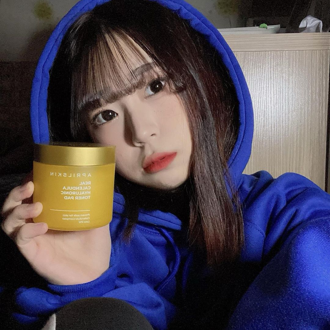 최예지 on Instagram: “#협찬 각질과 노폐물 제거, 보습까지 한 번에 해결 해 주는 #에이프릴스킨 리얼 카렌둘라 히알루로릭 토너패드✨ - 저자극…”
