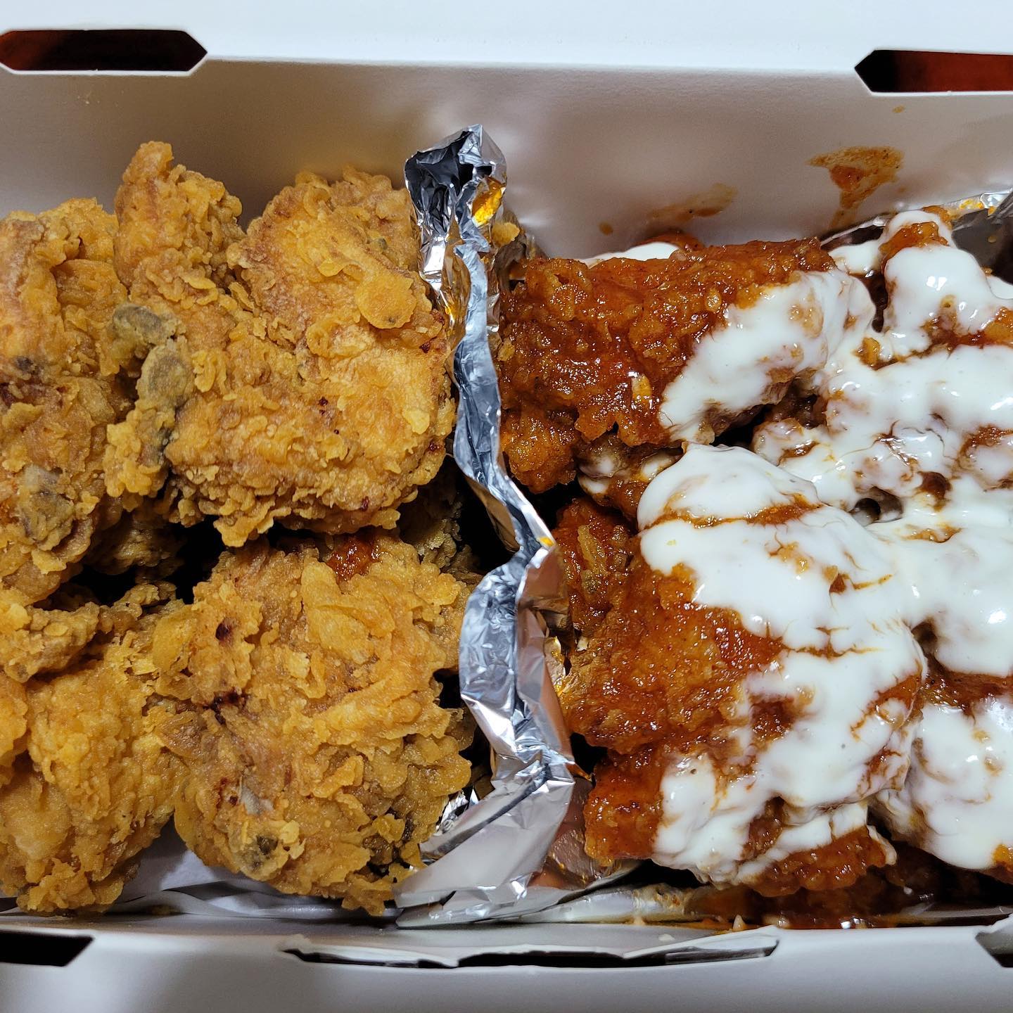 역시 주말하면 치맥이에요!
오랜만에 지인을 집에 초대해 치맥을 즐겼답니다. 코로나시대에 밖에서 외식하기 부담스럽고 배달의 민족을 통해서 당치땡 신촌점에서 치킨을 주문했어요.

인기메뉴인 크리스피치킨. 크림치즈양념치킨 반반으로 주문했는데요. 닭이 좋아서 그런가 조리법이 좋아그런가 바삭하니 맛나네요.
개인적으로 크림치즈 양념치킨은 매콤하면서 부드럽고 달콤한 소스가 넘 잘어울렸어요!!

#협찬 #당치땡 #배달음식 #배달음식추천 #치킨추천 #치킨맛집#치킨맛집추천 #오늘의메뉴 #치킨사랑 #치킨배달 #치킨스타그램 #신촌맛집 #트러플치킨 #맛있는치킨 #당신은지금치킨이땡긴다