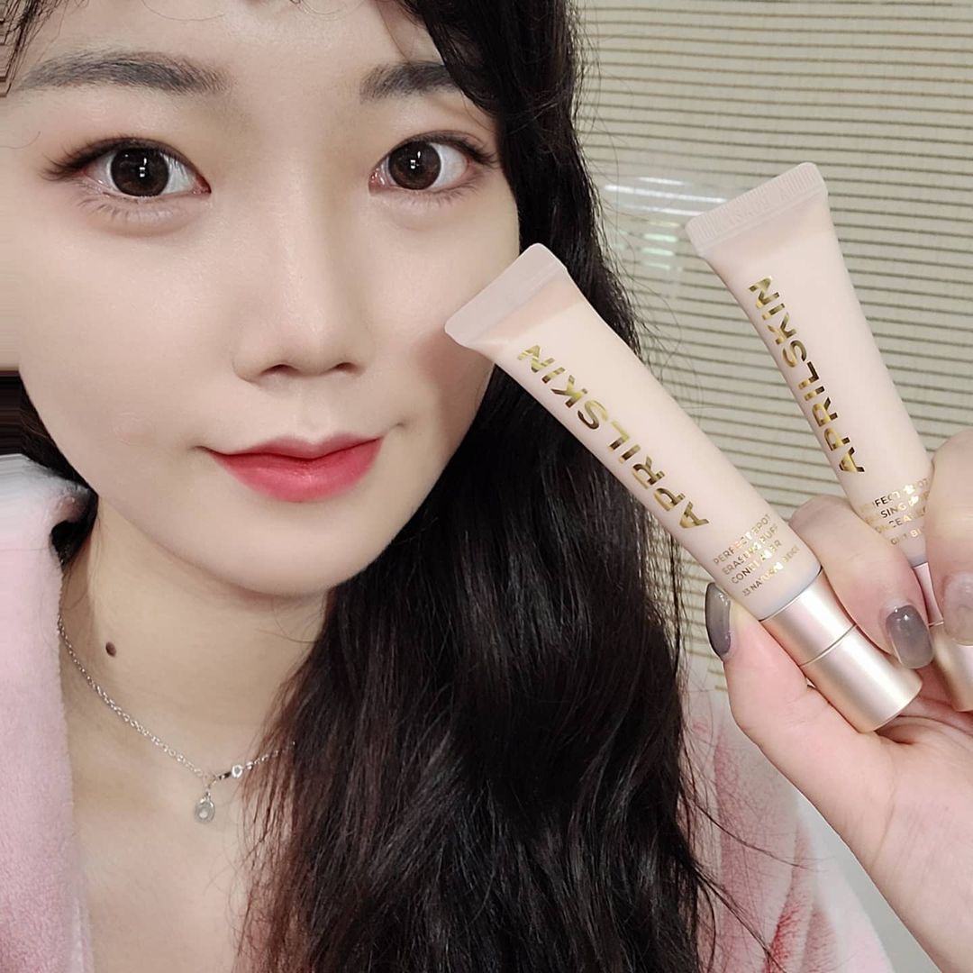  “#협찬 😳에이프릴스킨 컨실러😳 기미 잡티 여드름 흉터 완벽 커버❤ 컨실러만 발라도 얼굴에 미세한 광🌟이 나요 마스크를 착용해도 묻어남이 적을 정도로 뽀송하게☁️ 마무리돼요 #광고 @aprilskin_korea #에이프릴스킨 #aprilskin…”