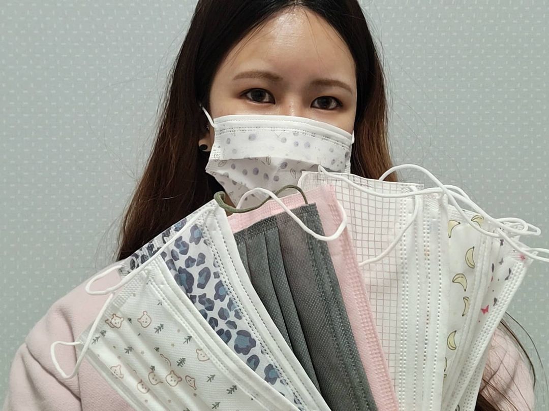  “#협찬 #코로나19필수템 (자세한 후기는 프로필링크타고 블로그에서😉) ⠀ 코모드 패션마스크의 프린트를 보면 색감도 정말 다양하고 너무 귀여운 디자인이 많아요! ⠀ 저는 그 중에서도 제일 귀여운 제품들만 골랐는데요😘 ⠀ (무난하게 단색으로 된거…”