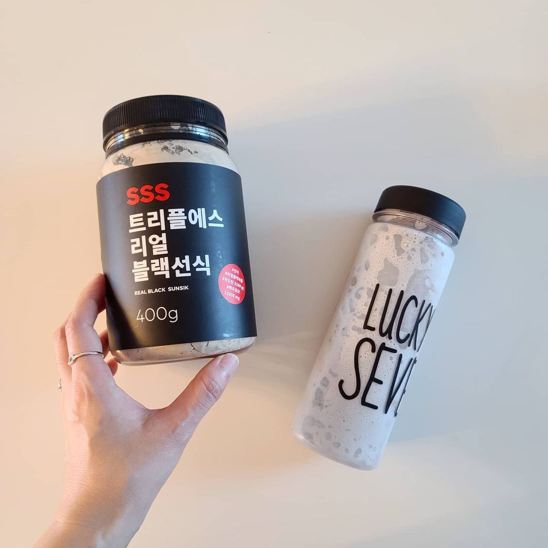  “#협찬 식사대용으로 너무너무 좋은 블랙선식이에요~ 저희신랑이 요즘 아침 대용으로 먹고있는데요 국내산 검은곡물이 90% 함유되어있어요 대박이죠? 거기에 비오틴과 맥주효모를 넣어 건강에도 너무 좋은 제품이에요~~ 특히 탈모에 도움이 된다고 하는…”