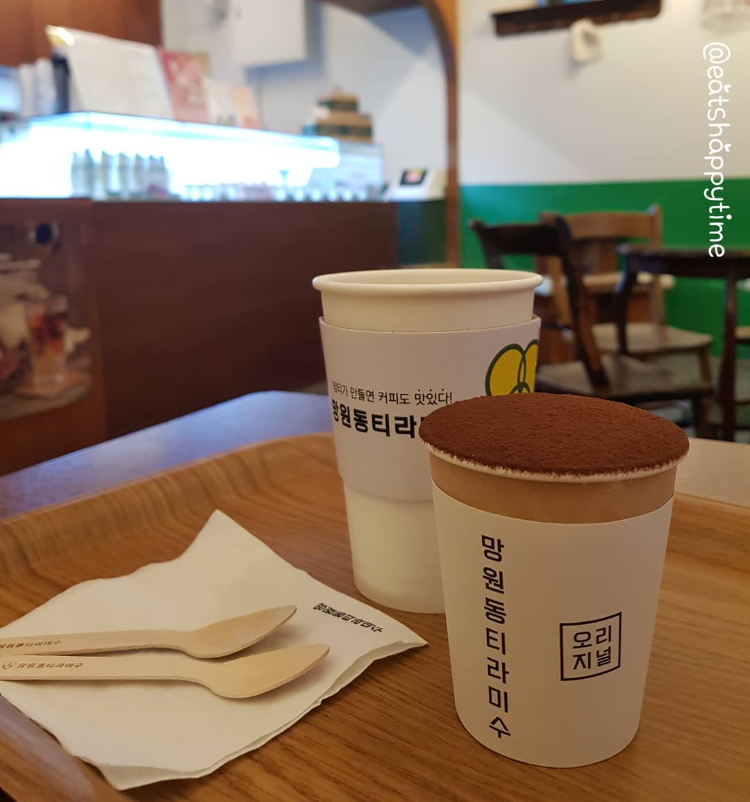 🍰망원동티라미수🍰
.
■오리지널 4.9
■아메리카노 3.5
.
후식으로 딱인 티라미수❤
뜨아랑 먹으니 최고입니당!!
예전엔 아메리카노 컵사이즈였는데..
이젠 조금 작아졌네요😫
그래도 맛은 최고에요👍
.
❣달달구리 후식 망티~#잇츠해피타임 
 .
#티라미수케익 #티라미수#티라미수케이크#티라미수맛집#뜨아#후식케이크#후식케잌#디저트#디저트맛집#디저트필수#디저트그램#카페스타그램#망원동티라미수 #송리단길카페#송리단길데이트 #송리단길디저트#먹스타그램#푸드스타그램#먹팔소통 #일상 #저녁데이트