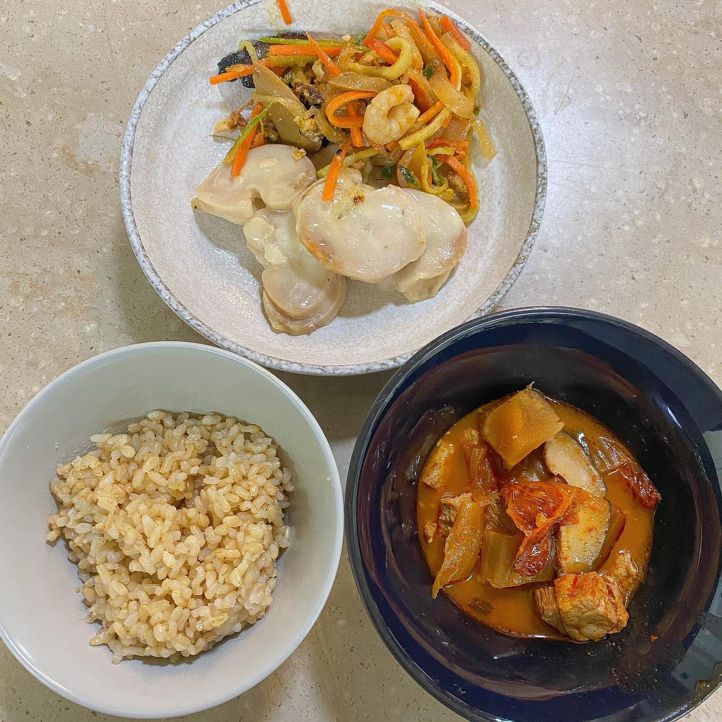 3월 8일 점심 😋
.
아빠가 해둔 현미밥에 엄마표 김치찌개👏🏼
밥반찬은 오쿡 까르보나라 닭가슴살이랑 양장피〰️❗️
.
오후에 근력운동 30분 하고 🏋🏻‍♀️ 마무리로 걷기 20분 🏃🏻‍♀️
저녁은 집에서 샤브샤브 해 먹었다 🍲
오랜만에 먹으니 더 맛난 샤브샤브 국물 뜨끈하니 행복☺️
.