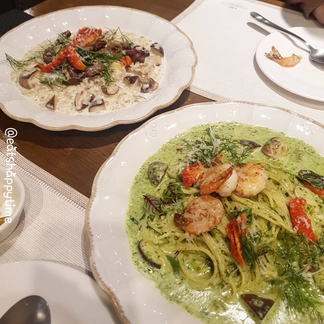🍝H541🍝
.
■시금치 새우 파스타 22.0
■ 스테이크 버섯 리소토 23.0
.
시금치파스타 먹어본 곳 중에 젤 좋아하는 곳이에요!! 판교현백 식당가에 있는 H541👍
이 맛집 알려준 친구랑 오랜만에 가서 싹싹 긁어먹고 왔어요🤣
시금치 크림 소스가 느끼하지않게 맛있고 살짝매콤하면서 새우랑 버섯도 듬뿍 들어가있어서 넘 좋아해요😍
이 래스토랑 시그니쳐 메뉴이기도 합니당 ㅎㅎ
스테이크버섯리소또는 고르곤졸라치즈가 들어가있어서 꼬숩고 약간의 트러플향이 나는것이 특징이에요 함께 토핑되는 썬드라이드토마토 한입씩 먹어주니까 새콤하니 잘어울리더라구용
토핑양이 많아서 짱좋아요!!❤
.
❣이탈리안 최애 맛집 #잇츠해피타임
.
🚩경기 성남시 분당구 판교역로146번길 20 현대백화점 판교점 9층
⏰매일 10:30 - 22:00 L/O 21:00
.
#H541#판교현대백화점 #판교현대백화점맛집 #판교현백맛집 #판교현백식당가 #이탈리안음식 #시금치파스타 #시금치새우파스타#스테이크버섯리조또#크림리조또#파스타맛집#리조또맛집 #먹스타그램#푸드스타그램#음식스타그램#먹팔환영