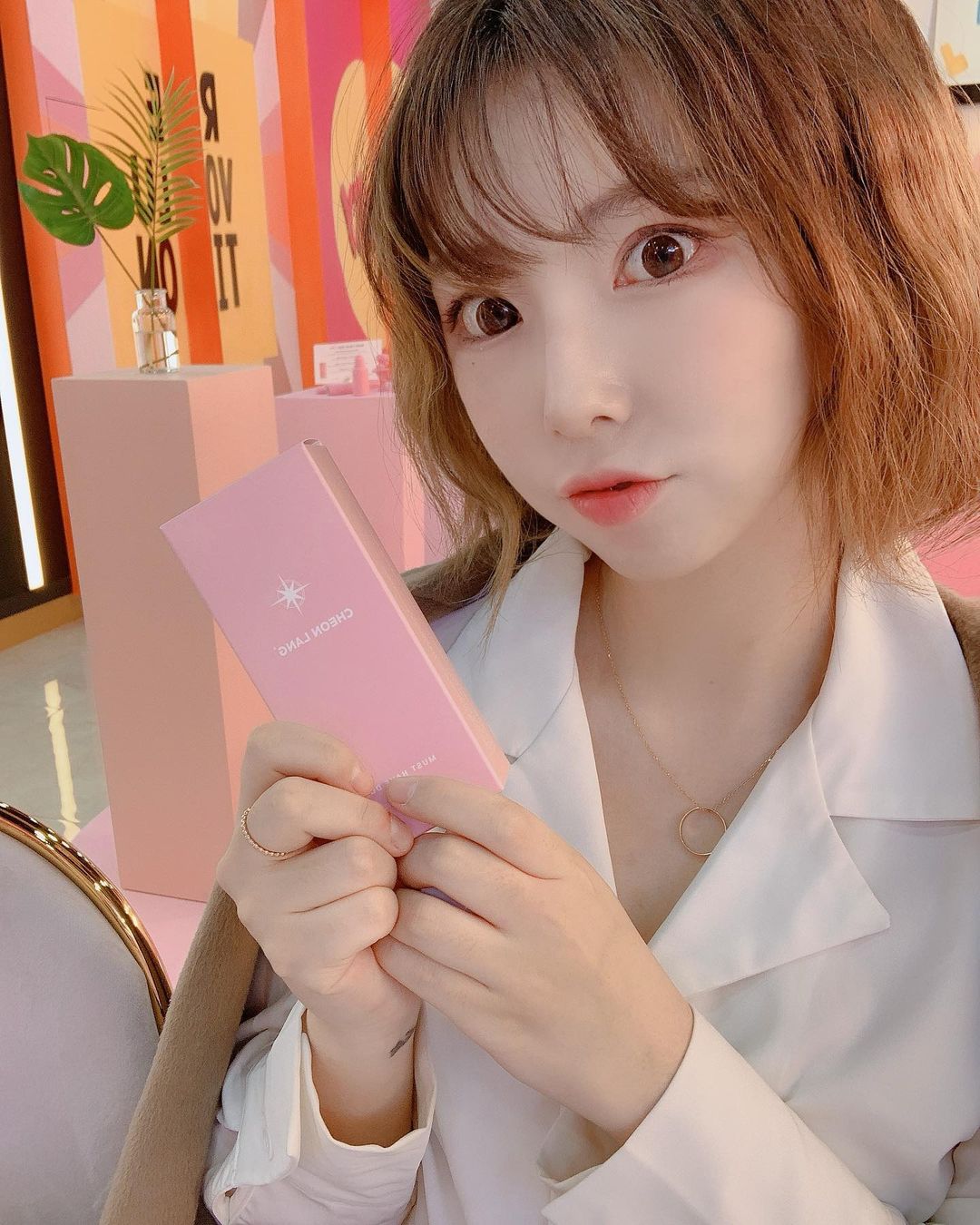  “#광고 천랑쇼룸방문후기💕 전체적인 분위기는 핑쿠핑쿠해서 너무 귀여웠음 게다가 조명도 이쁘고 사진찍기도 너무 좋았습니다ㅎㅎ 바비인형들도 아기자기함 👭👭 방문하면 원하는 음료랑 과자들도 주는데 여유롭게 앉아서 구경도 하고 셀카도 찍기 딱 좋은듯 ㅎㅎ…”
