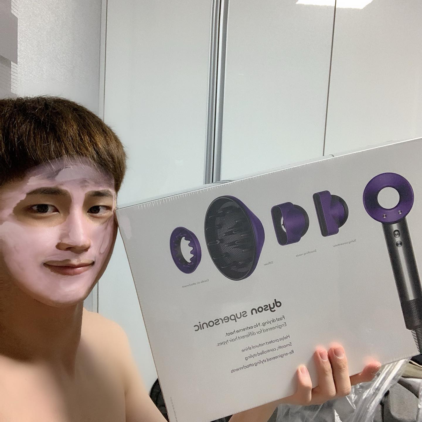 #광고 다이슨 슈퍼소닉TM 헤어드라이어 남자의완벽하고 순식간에 이뤄지는 남자의헤어스타일링

 리젠트 스타일, 포마드 스타일, 웨이브 펌 스타일 등 다양한 남자 헤어스타일링을 쉽고 빠르게 연출 할 수 있어요! 

머리 말리는 시간을1/3으로 줄여주고 수많은 기능을 하는
어플리케이터는 드라이할때 다른 머리에 열이가지 않아서 깔끔하고 빠르게 연출 할 수 있어요!

어플리케이터 중
스타일링 콘센트레이터 를 가장 좋아합니다 옆머리를 신속하게 누를 수 있기 때문이죠 

과도한 열손상으로 부터 모발을 건강하게 보호해주고

- 3단계 바람 속도 설정과 4단계 열 설정 및 다양한 노즐을 통해 얇은 모발, 민감한 두피 등 다양한 모발 타입에 맞는 성능 지원 까지

다이슨 세개째 사용중인데 다른건 못쓰겠더라구요!!
머리할때 15분 넘게 걸렸는데 이제 5분이면 끝남 🥰
왜 다이슨 드라이기 하는지 격공감 😂🤣

모든 남자스타일을 헤어샵보다 도 더. 편하고 간편하게
빠르게

 #다이슨 #dyson #다이슨슈퍼소닉 #다이슨슈퍼소닉헤어드라이어 #다이슨헤어 #dysonhair #malegrooming
#남자헤어스타일 #헤어드라이어 #드라이기 #셀프헤어 #헤어스타일링 #헤어드라이어추천#dysonsupersonic #다이슨드라이기