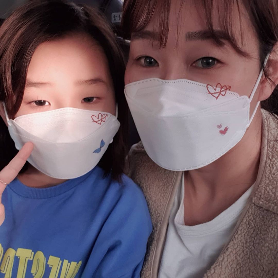  “#협찬 요즘 딸들이랑 같이 사용하고있는 마스크에요🥰 하니꼬니💓 하꼬맘 너모 예쁘지 않나요오오오옹🙈🙈🙈 외출할 때 챙겨야 하는 필수품!😷 그래서인지 요즘엔,도 마스크도 이제 패션 소품이 되어가는데요~ 이왕이면 이쁜거 쓰자구욥😝 ♦️…”