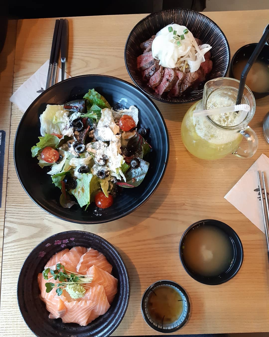 저번주에 갔던 홍대 개미👍👍
맛있는데 사케동은 연어 양이 조금 적었다 😢
.
.
.
#소통해요 #연어 #맛집 #덮밥 #데이트