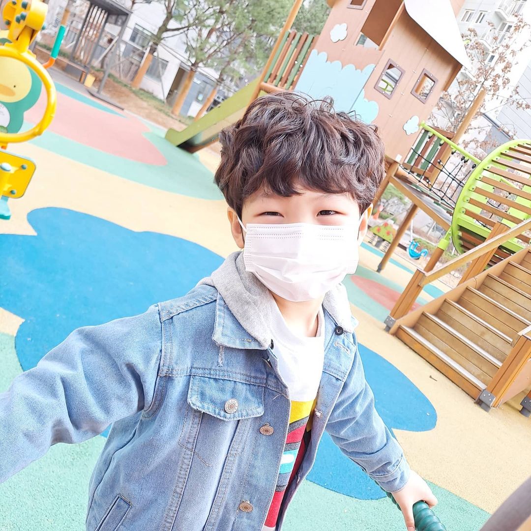  “#협찬 매일 학교가는 초1아들♡ 매일가서 다행이다싶다가도 주변 초등학교에서 코로나 확진자가 빵빵 터지는거보면 걱정도 많이되더라구요 그래서 최고의 백신이라는 마스크에 더욱 집착하게 되는데요 약사이자 세아이아빠가 직접 아이들을 위해 만든…”