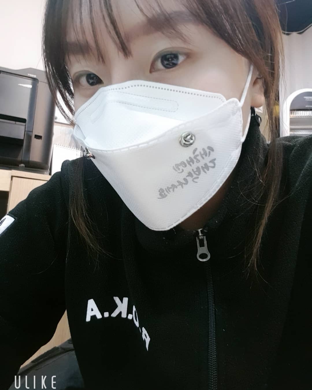  “헤헿 이번에 협찬 받은 제품은 마스크! 국내산 마스크 전문 제조기업 올스티커에서 100% 국내산 자재를 사용하여 고퀄리티의 다양하고 이쁜 KF 인쇄마스크를 제작하여 협찬받아 착용하게되었다앙❤ KF94마스크에 그림&글씨 메세지가…”