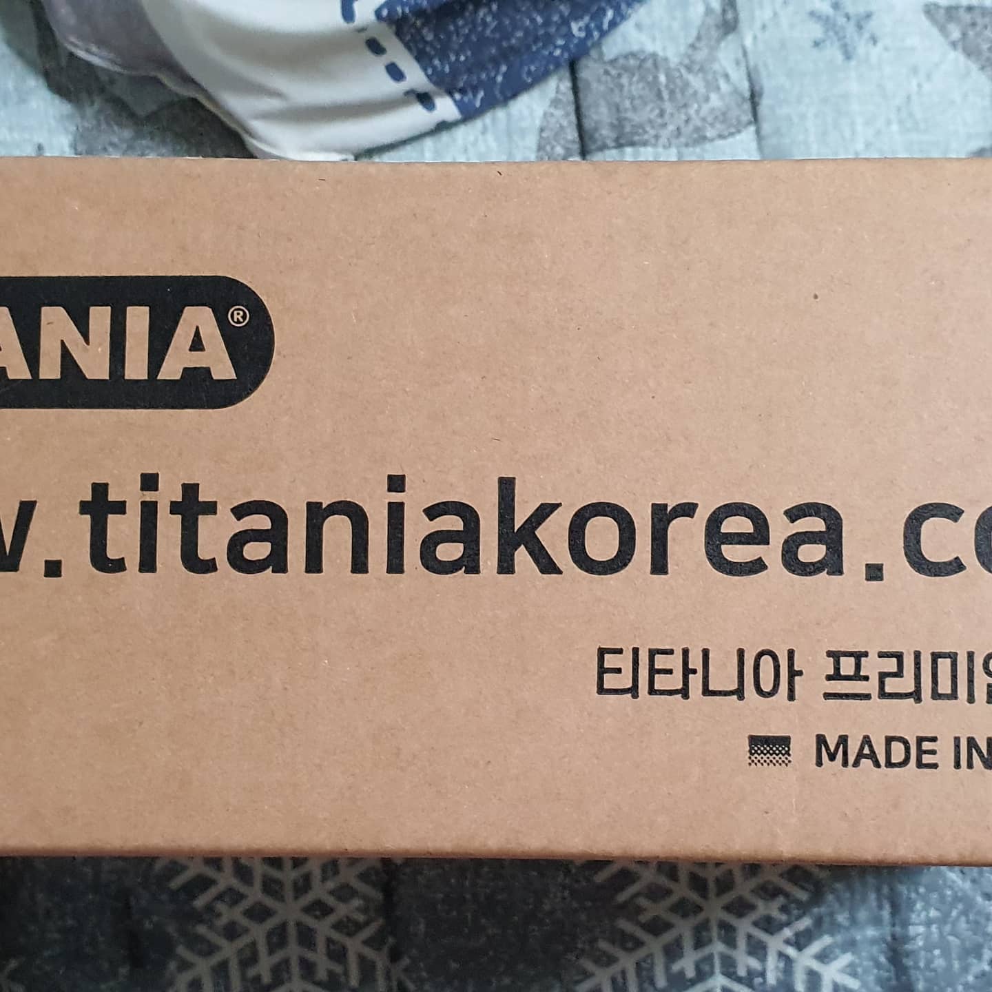 독일 풋케어 브랜드 티타니아에서 만든 헤어 제품과 동시에 독일 및 세계 각국의 고급 헤어 살롱에 유통되는
헤어제품
현대백화점 본점, 판교점, 무역점, 미아점에 입점하여 판매하고 있는 제품이랍니다
독일 피부자극 패치테스트 안전인증을 받았다
단 1회 사용만으로도 뿌리 및 정수리 헤어의 볼륨 개선에 도움을 주는 샴푸
단백질 및 탄력 강화 성분, 세포막 복합체 등의 영양분이 거칠어진 큐티클을 매끈하게 하고 가늘어진 모발에
탄력을 끌어올려 머릿결을 더욱 풍성할 수 있도록 한다
수분 손실을 막아주고 두피 진정 및 부드럽고 탄력있는 모발관리에 도움을 준다
예민하여 자극받기 쉬운 두피, 가늘고 힘없는 모발, 손상된 모발, 부스스하여 잘 엉키고 쉽게 끊어지는 모발,
영양부족으로 메마르고 거친 모발에 추천

https://smartstore.naver.com/titaniakorea/products/5036938526

#광고#베리웰 #베리웰헤어 #berrywel #미용실샴푸 #볼륨샴푸 #샴푸추천 #수분샴푸 #미용실샴푸 #두피진정샴푸 #약산성샴푸 #손상모샴푸추천 #뿌리볼륨샴푸 #정수리볼륨 #머릿결좋아지는샴푸 #모발관리샴푸 #협찬