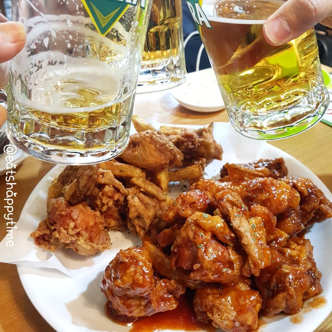 🍗MS생감자치킨🍗
.
■후라이드,양념 반반 16.0
+감자튀김 추가 3.0
■골뱅이와 소면사리 17.0
.
판교에 이렇게 맛있는 치킨집이!!
가게이름도 특이해서 가보았는데
감자튀김을 진짜 감자를 넣고 치킨튀길때 같이 튀겨줘요!! 
진짜 포실포실 분날리는 감자튀김😍
담에 갈땐 생감자튀김 단품메뉴랑 치킨한마리 시키려구요~ㅎㅎ
치킨으로 아쉬워서 골뱅이소면도 시켰는데 비벼서 나와서 넘 좋네용👍
많이 안달고 새큼.달큼.얼큰!! 완전 제스탈이었어요😝
테라생맥주가 넘 맛있어서 치킨나오기전에 엔젤링 만들어서 한잔 클리어했네용🤣
그런데 MS는 무슨뜻일까용?🤔
.
❣포슬감자튀김과 치맥 #잇츠해피타임
.
🚩경기 성남시 분당구 판교역로 230 삼환하이펙스 B동 103호
⏰평일11:30~24:00 B/T 14:00~16:30
.
#감자튀김#생감자튀김#치킨#후라이드치킨#양념치킨#골뱅이소면#골뱅이무침#치맥#테라생맥#테라생맥주#엔젤링#맥주엔젤링#포슬감자#판교맛집#판교치킨#판교치킨맛집#치킨맛집#치킨사랑#먹스타그램#푸드스타그램#음식스타그램#치느님#치킨스타그램#치킨맥주#일상#운동후단백질