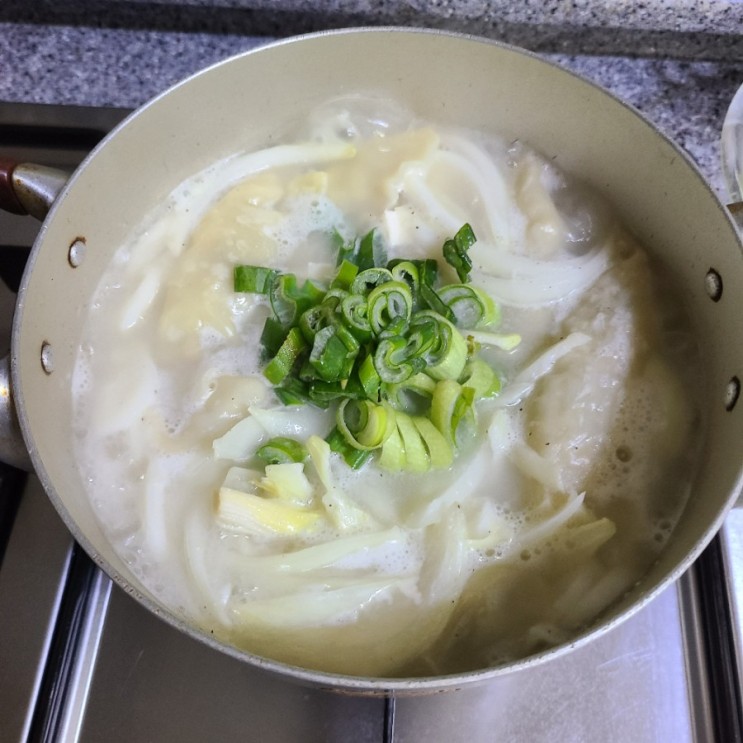 사골육수 간단하게 내는 법 / 사골육수 활용법 떡만둣국 - 먹취월장 사골퐁당