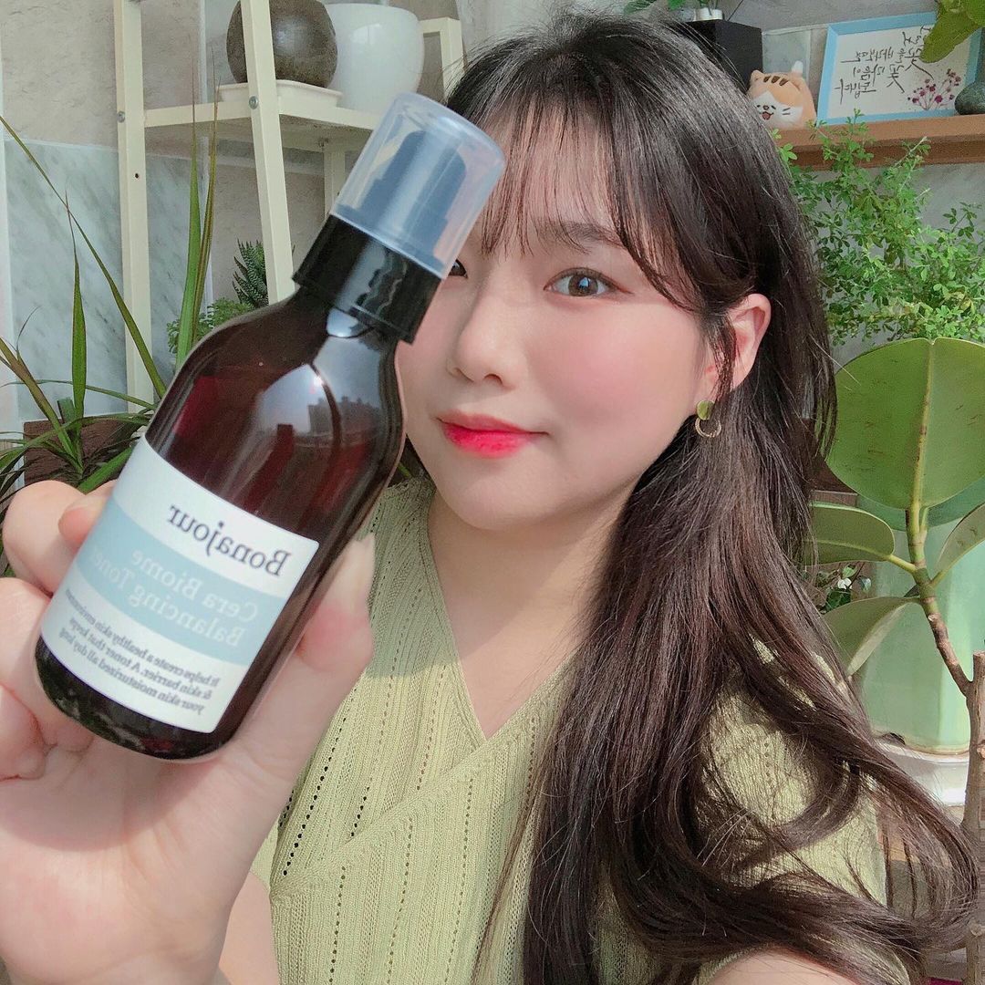  “#제품제공 #토너추천 [보나쥬르 세라 바이옴 밸런싱 토너] 완전 가볍고 피부에 바로 스며드는 토너추천쓰 5중 세라마이드 콤플렉스를 더해 건강한 보습을 만들어주는 꿀템 !!!! 🤍🤍🤍 향은,, 처음에 바를땐 꽃향이나는데 결국엔 무향임 ⠀ 제일…”
