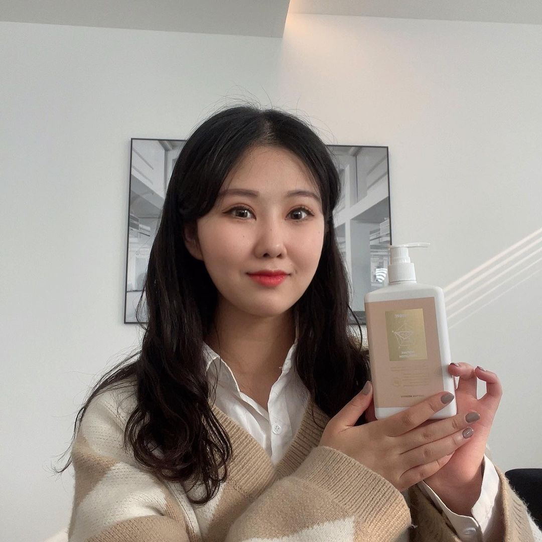  “#협찬 ⠀ [ 포맨트 코튼메모리 퍼퓸샤워 & 바디로션 ] ⠀ 향기 잘 뽑기로 소문난 포맨트 코튼메모리 향기를 그대로 담은 바디워시 & 바디로션이에요 🤍 ⠀ 플로럴 향기에 은은한 파우더리함이 더해진 고급스러운 향기에 오랜 시간 유지돼서 요즘 매일 쓰는…”