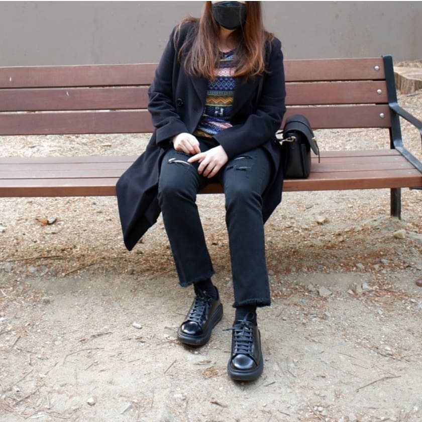 #협찬 #어글리스니커즈 
스니커즈인데 구두 같은 느낌. 
배정남스니커즈로 유명한 P-31 신발이다. 
키높이인데 별로 티안나고 발편해 좋음. 
#올블랙코디 하기 좋은 신발. 
오염되면 물티슈로 슥 닦으면 되니 관리가 쉽다. 
생긴 게 구두 같은데 구두보다 편해 좋다. 
내 #평생신발 되줄 듯. 
#P31 #p31스니커즈 #오버솔블랙에디션 #오버솔블랙 #올블랙스니커즈 #발편한스니커즈 #스니커즈 #블랙스니커즈 #수제화 #구두대신스니커즈 #키높이스니커즈