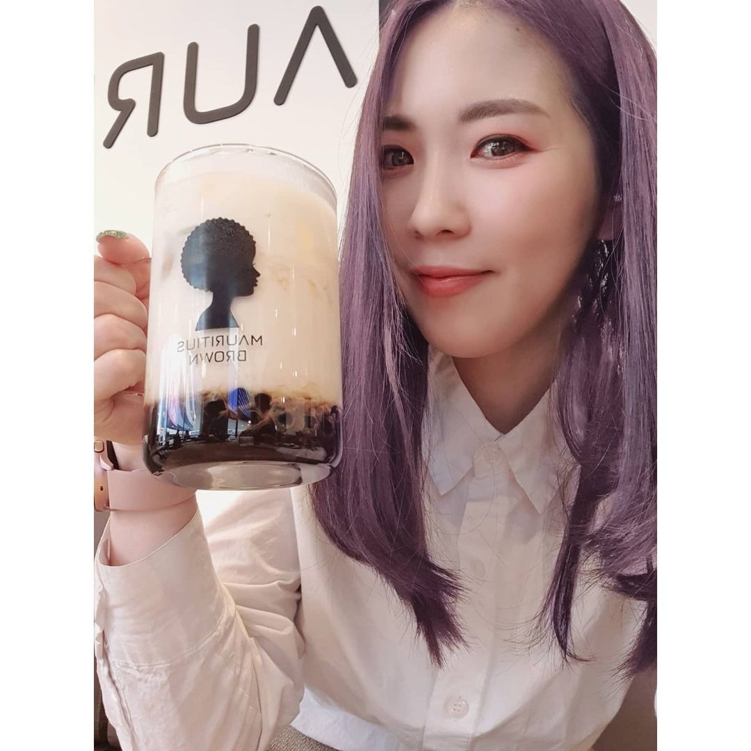  “#모리셔스브라운_천안점☕ 서울에서핫하다는 흑당밀크티가드디어천안상륙‼️‼️ 안가볼수가없겠져?🤭🤭 ✔모리셔스브라운밀크티 ₩4,300 브라운 슈가펄 ➕생우유100% 👉1등급의생우유와 비정제원당을써서 첫…”