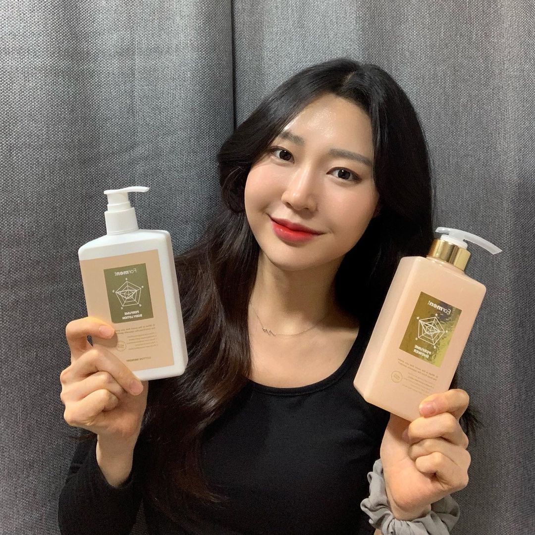  “#협찬 포맨트 퍼퓸샤워 & 바디로션 코튼메모리로 은은한 살냄새 풍겨봐요💐 ⠀ 포맨트 메모리 퍼퓸의 향을 그대로 담은 바디워시와 바디로션으로 마치 향수로 샤워한 것 같이 은은하고 포근한 향기가 온 몸을 감싸줘요🌺 ⠀ 영국 수석 조향사 제니퍼 잼본이…”