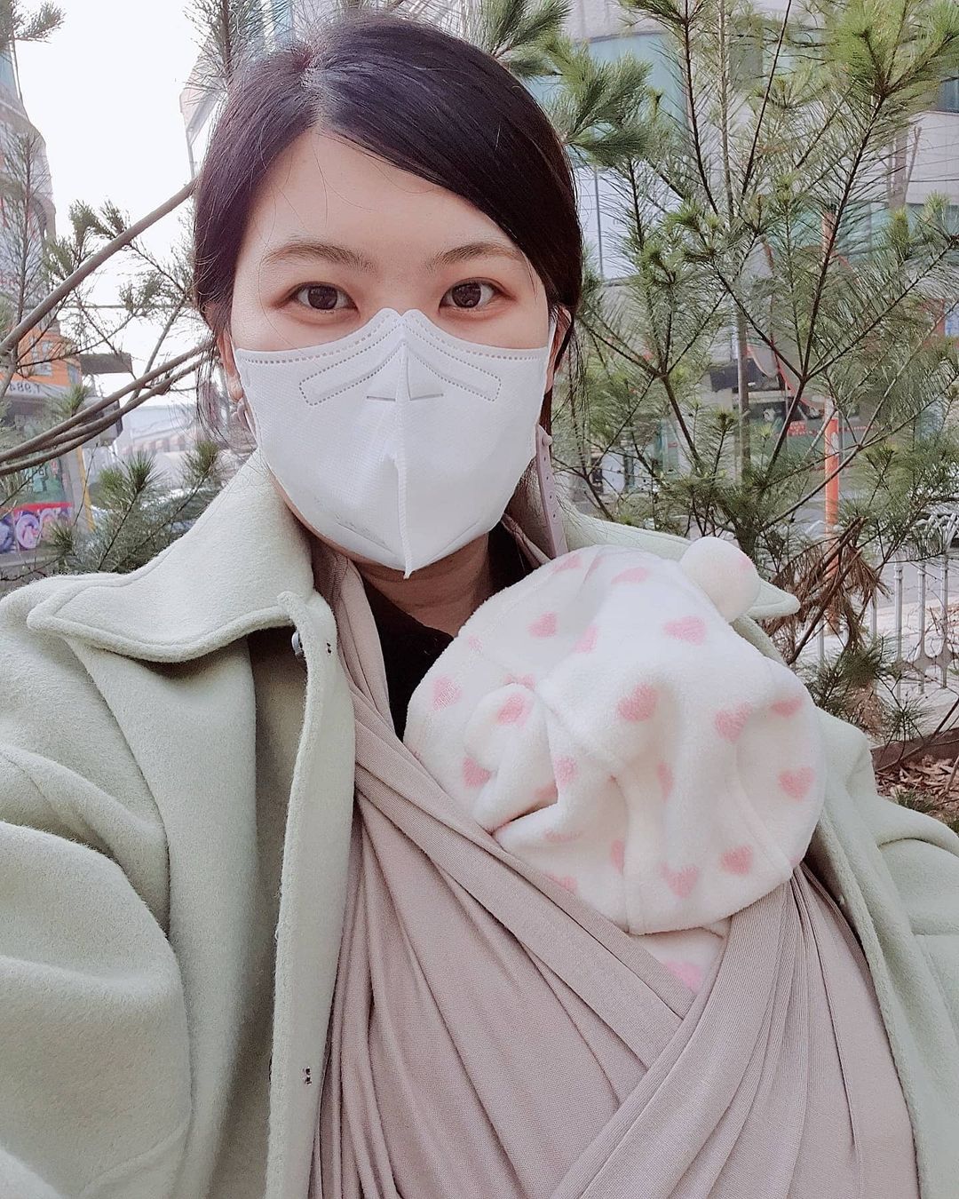  “ପ(๑•̀ᴗ•̀)* ৳৸ᵃᵑᵏ Ꮍ৹੫ᵎ * 집에 아기띠가 두개나 있는데 아직 초보라 우린 서로 등 버클을 채워줘야함 귀찮아서 병원갈때도 그냥 들고다니고 집에서 안을때도 들고 있으니 힘좋은 아빠도 지침🥲 오늘 슬링메고 외출하니 세상편함😍후후 - 🦁…”