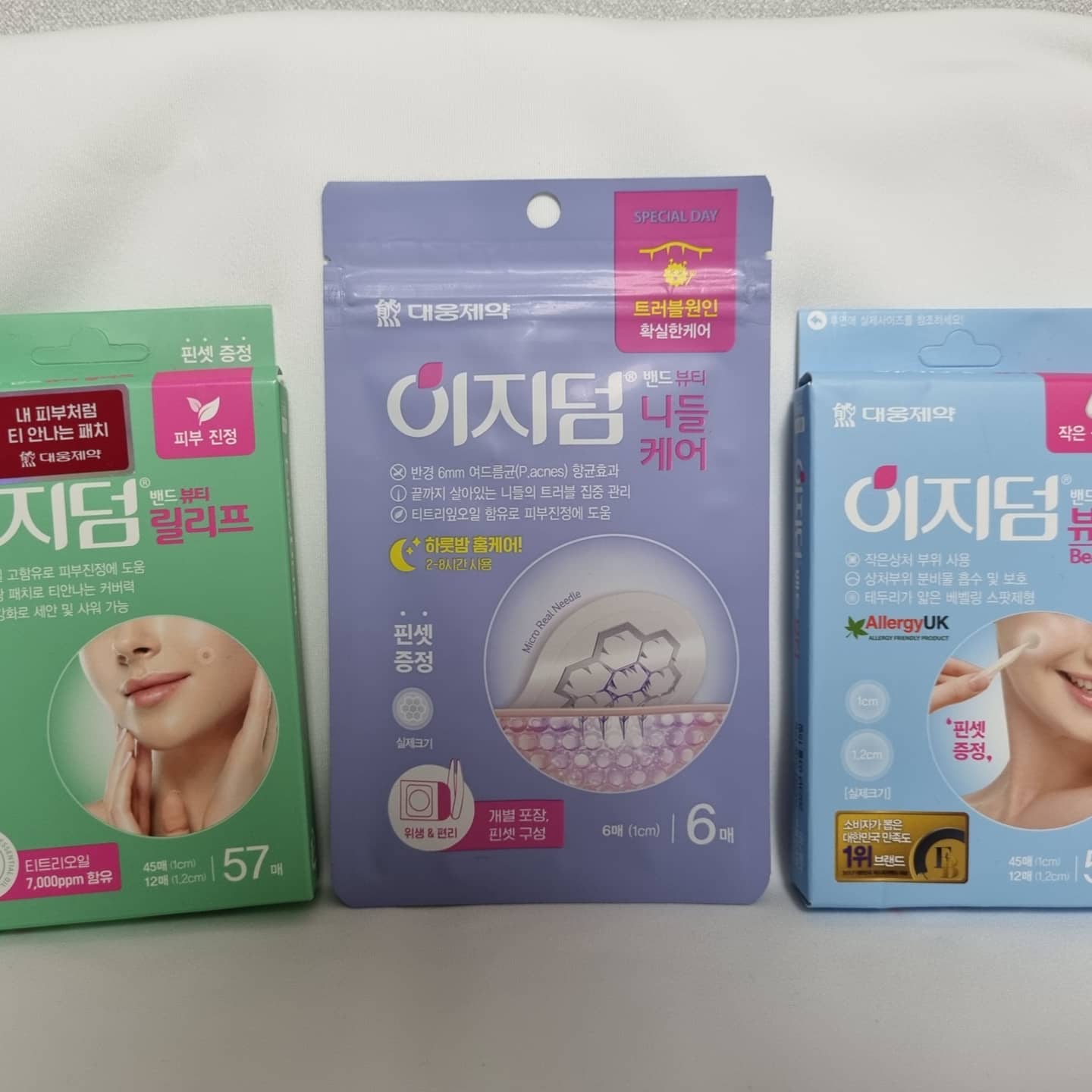 #제품협찬  #대웅제약 #이지덤

장시간 착용하는 마스크 속 피부
피지 분비량이 늘어나고 모공이 막히니
여기저기 트러블도 마구마구 올라오네요😱
이럴땐 트러블 상태에 따른 관리가 필수죠!!

막 올라온 여드름이나 붉게 올라온 뾰루지 짜기전엔 릴리프!
짜고 난 후 상처케어에는 뷰티 !!
짜기전후 리얼니들로 피부 속 케어에는 이지덤 니들케어(홈케어용) !!!

제가 쓰고있는 타사 니들패치는 끝이 뾰족하지 않아 실제 침투율이 30~50%정도인데 이지덤 니들케어는 니들 끝까지 뾰족해서 
피부 침투율이 100%에요👏
그리고  타사 니들패치와는 달리 수술용으로도 사용되는 생체 흡수성 마그네슘을 사용해 안전하고 피부속 깊게 니들이 침투 가능해
더욱 좋은 효과를 볼 수 있답니다.

제가 사용해보니 제일 맘에 드는 부분이
내피부처럼 보이고 티가 거의 나질 않아서
중요한 자리 나갈 때 붙이고 화장하고
나갔는데 아무도 몰라보더라구요
이지덤 완전 맘에 들어요😁
여드름 짜지말고 이제 이지덤 하세요♡))
얇아서 좋고 무광패치라 더욱 좋고 핀셋이 들어 있어서 위생적으로 사용할수 있답니다!!

“본 피드는 해당 브랜드로부터 소정의 고료와 제품 지원을 받아 직접 사용해보고 작성되었습니다”

#이지덤니들케어 #이지덤니들패치 #니들케어 #니들패치 #뾰루지패치 #화농성여드름패치 #올리브영여드름패치 #약국여드름패치 #약국1위 #여드름완화 #여드름진정 #여드름관리 #무광패치 #방수패치 #자외선차단 #daily #like #l4l #beauty #데일리 #코덕스타그램 #뷰티그램 #뷰티 #뷰덕 #코덕 #일상