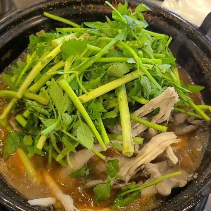 등촌칼국수 구월점

등촌샤브칼국수 얼큰한 버섯매운탕
미나리가 이렇게 맛있을 수 없죠!!
비오는날 더 생각나는 등촌칼국수

#구월동맛집 #등촌칼국수 #등촌샤브칼국수 #버섯매운탕 #버섯매운탕칼국수 #버섯매운탕샤브샤브