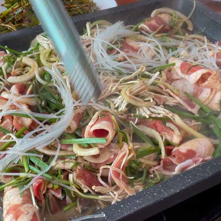 오랜만에 가족회식😍 오리고기+당면+부추 완전 꿀조합!! 또먹고싶다 ㅠㅠㅠㅠㅋㅋㅋ 경치도 좋고 맛도 좋고~😋😋