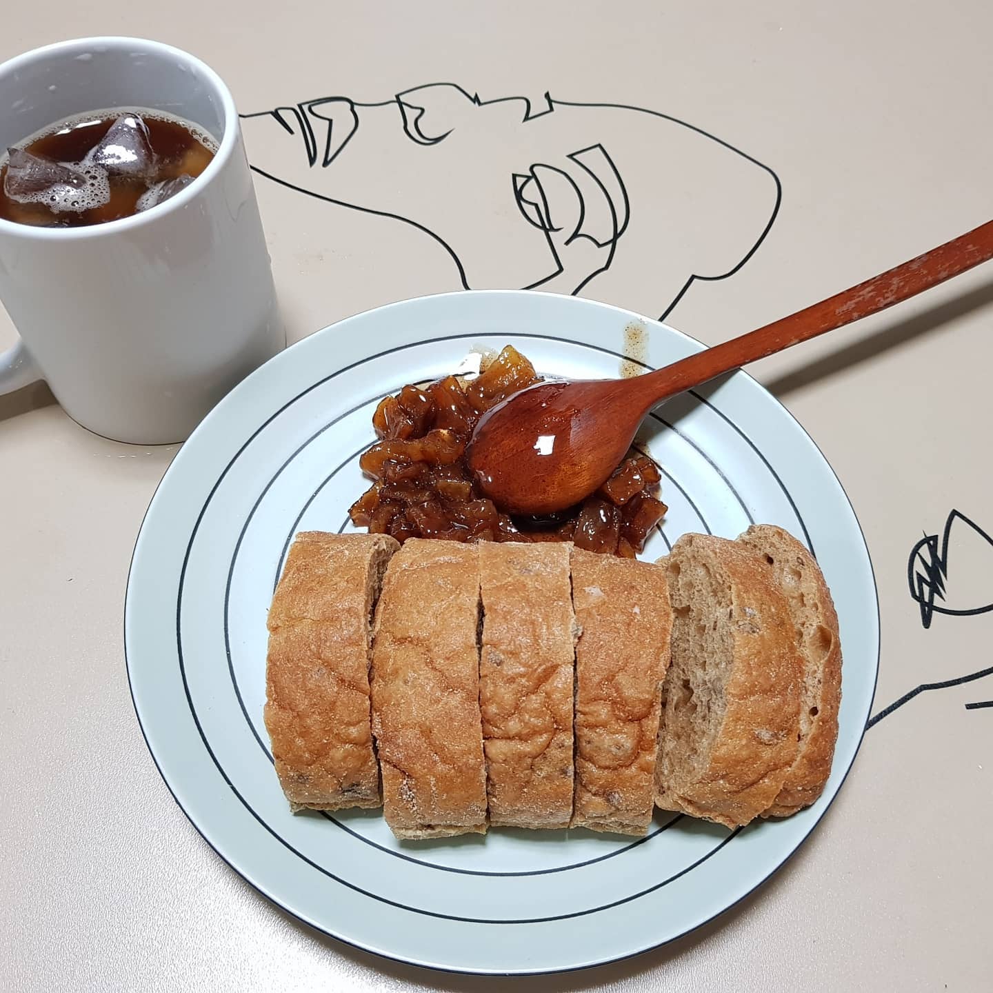 평소보다 일찍 자서 새벽에 깨버렷다..
잠들기 위한 사과조림 만들기~
그래도 잠 안 와서 말똥말똥한 건 함정..☆
달달한게 아메리카노랑 먹으니 너무 맛잇다