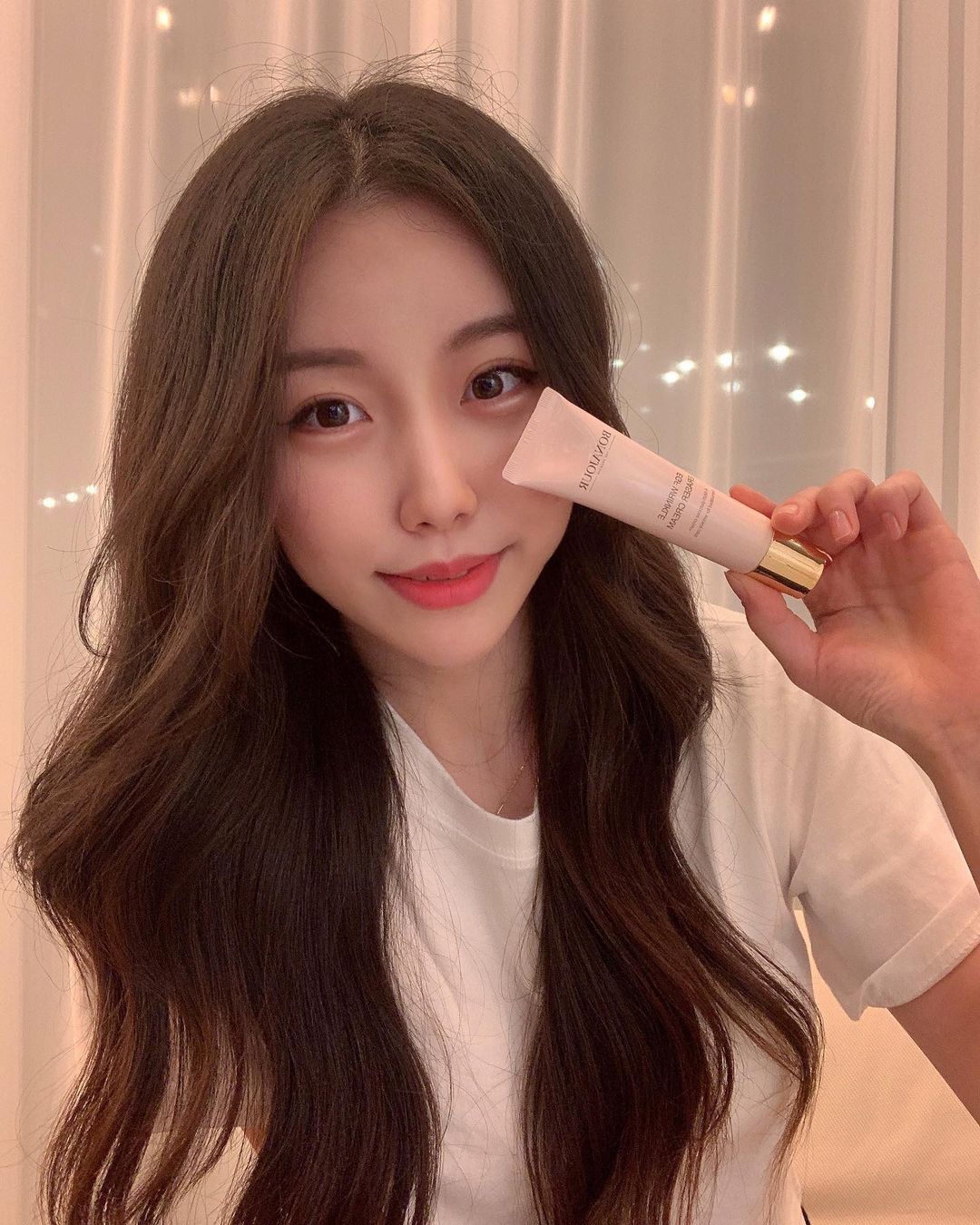  “💛 보나쥬르에서 저에게 너무 필요한 제품을 제공 해주셨습니다!! 치아교정후 팔자주름이 진해졌는데 집중적으로 몇일 발라줬더니 확실히 탄력있는 느낌이에요 저처럼 팔자,목 등 고민인 부위가 있다면 꼭꼭 추천드려요🥰 _ ✨비건 뷰티 브랜드 보나쥬르의…”