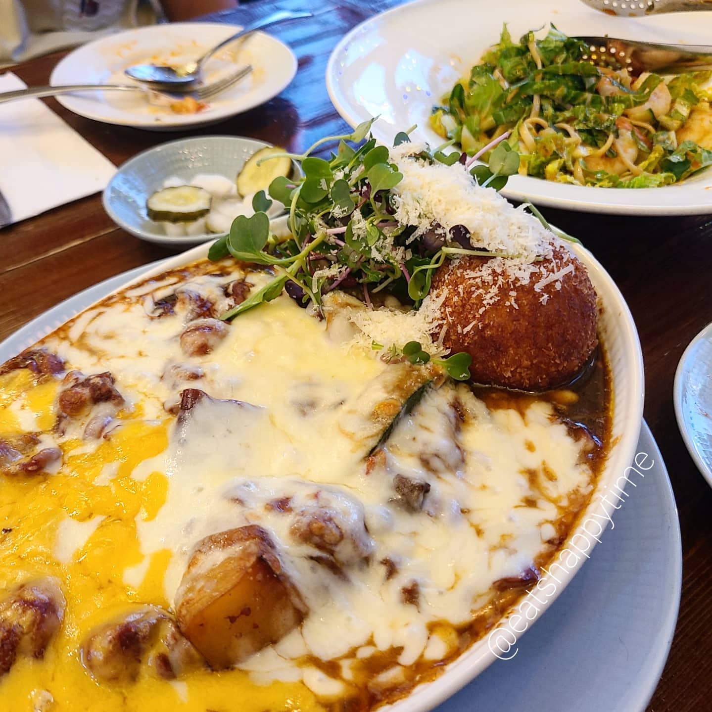 🐔일도씨찜닭🐔
.
■치즈찜닭 28.0 +아란치니 3.0
■스파이시 쉬림프 링귀니 파스타 16.0
■하우스와인 7.0
.
에피타이저로 식전빵과 아뮤즈부쉬가 나오는 찜닭집!! 
심지어 버터도 흑임자버터였어서 넘 맛있었어요👍
제가 알던 찜닭집이랑 완전 다른
분위기가 넘 좋은 레스토랑이더라구요😆
치즈 듬쀽올라간 찜닭에 감자랑 버섯 양파등 야채가 많이 들어있어서 좋았구요 리조또를 주먹밥처럼 뭉쳐서 튀겨낸 아란치니를 국물과 함께 먹으니 좋더라구요!
무엇보다 파스타가..신세계였어요ㅋㅋ
배추겉절이...?비쥬얼에 먹어봤더니
매콤하니 너~~무 맛있더라구요❤
완전 취저!!!
다만 약간 간이 쎄서 아쉬웠지만 와인으로 잡아줬어요😉
.
❣분위기 좋은 찜닭집 #잇츠해피타임
.
🚩서울 송파구 석촌호수로 258
⏰매일 11:00 - 22:00 L.O 21:00
.
#석촌호수맛집#석촌역맛집#석촌호수찜닭#석촌호수분위기좋은곳#석촌호수맛집추천#찜닭맛집#찜닭#파스타#쉬림프파스타#퓨전파스타#분위기좋은곳#송리단길맛집#송리단길데이트#송리단길#먹스타그램#푸드스타그램#음식스타그램