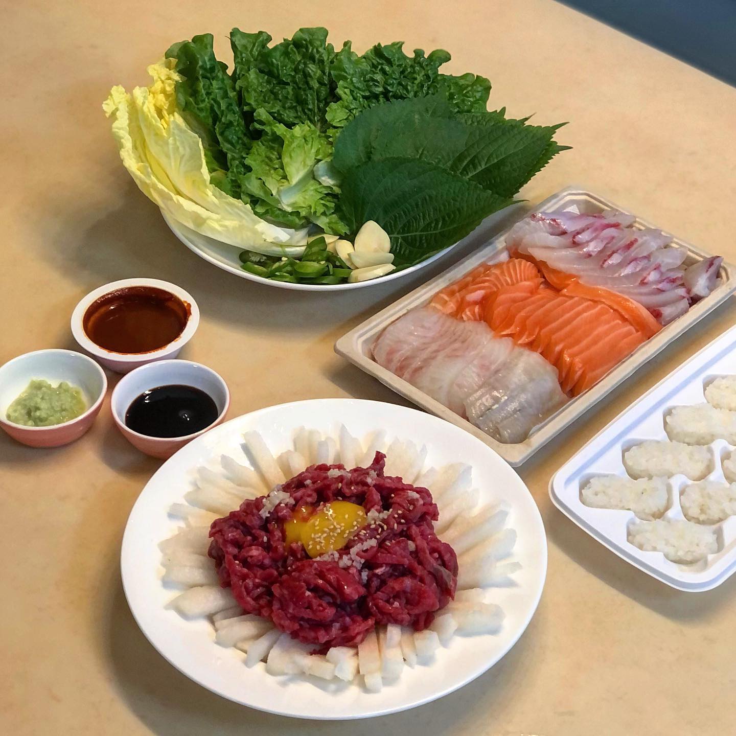 #오늘회제공 🐠❤️🥩

한 달에 한 번 꼭 시켜먹는 오늘회 
이번 오늘회는 육지와 해산물 육해조합 💗
점성어 모둠회, 암소 한우 육회를 주문했어요

✔️ 점성어 모둠회 37,900원
국민 생선 광어와 연어, 점성어를 한 번에 맛볼 수 있는 메뉴
쌈야채와 소스 4종이 함께 ✨

✔️ 암소 한우 육회 24,900원
한우 암소만을 엄선해 만든 육회 🥩
참기름이랑 와사비가 함께 ☺️

초밥도 만들어 먹고 싶어서 초밥밥도 주문했어요
요고 저렴한데 생각보다 너무 맛있었어요 ❤️
회랑 육회랑 넘나뤼 잘 어울리는 것 ( ͡° ͜ʖ ͡°)
둘 다 너무 싱싱하고 맛있었어요 JMT 😋
오늘회 육회도 정말 강추해드리고 싶네요 👍

오후 3시까지 주문하면 7시에 문 앞에 도착하는 오늘회와 함께 즐거운 공휴일 보내세요 😆🙌

🛒 주문은 오늘회 onul_hoi 🛒

-

#회 #당일배송 #꿀조합 #우리집이회맛집  #암소한우육회 #점성어모둠회 #경기주청으로만든초밥 #점성어 #모둠회 #회 #오늘회 #초밥 #육회 #한우 #홈마카세 #오늘회자랑 #우리집이회맛집 #qIsP210518142002