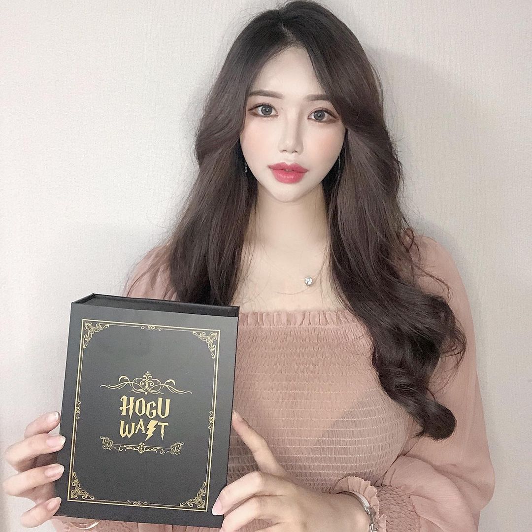  “#협찬 호구와트 무선충전기(₩45,500) 3cm 충전 거리에서도 충전이 가능한 무선 충전기에요 ㅎㅎ 10W 고속 무선충전으로 빨라요👏 폰 뿐만 아니라 갤럭시 버즈, 에어팟 등 다른 무선충전이 가능한 전자기기도 무선충전이 가능해요 집 들어와서…”