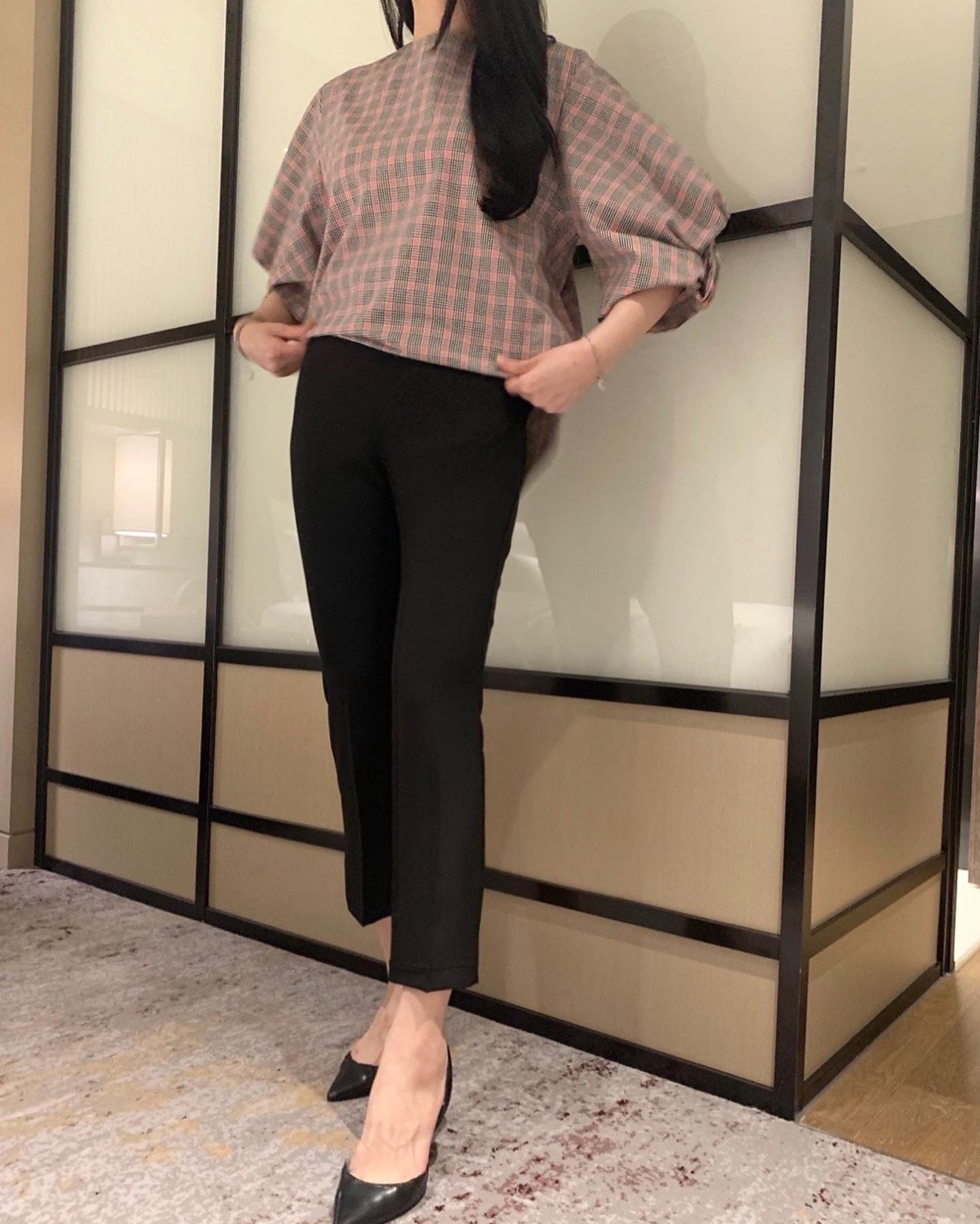 🏷 꼬임블라우스 #그레이스블리 

체크패턴에 볼륨감있는 슬리브가 
러블리한 꼬임 트리밍으로 포인트를 준 블라우스입니다

소매꼬임 디테일로 유니크하면서도 
소매 벌룬을 잘 살려주어 볼륨감 있는 실루엣을 
연출해줘요. 

소재감도 너무 좋아 몸에 달라붙지 않아 
여름내내 불편함 없이 시원하게 착용 가능해요. 

55-77 고객님들까지 모두 예쁘게 착용하기 
좋으실듯하며 하나쯤 소장하시면 유행타지 않고 
오래도록 즐기기 좋은 모던하고 여성스런 느낌의 
블라우스랍니다.

✔️스토어팜업데이트예정 
✔️컬러 : 체크 

프로필 링크에 예쁜 제품 많이 있으니 찾아주세요💕