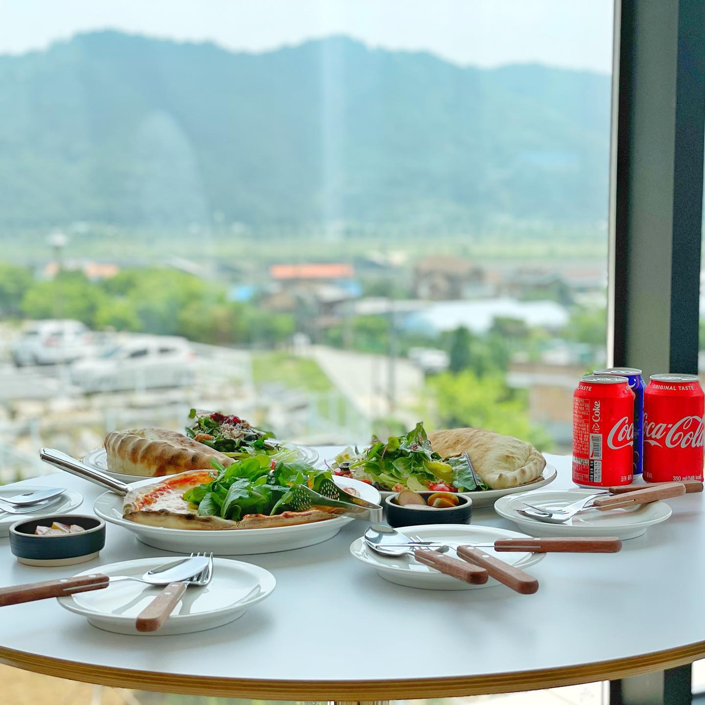 .
여윽시 점심때 맛있는걸 먹어야 힘이나쥬~
밀가루 안먹으려해도 맛있는 음식은
밀가루가 들어가는거자냥😩

제가 아는 트레이너쌤은 파스타 식단으로
몸 만들기 성공하셨던데
한번 해볼까요..? 
다이어트 음식을 양껏 배채우는 저로썬
역효과 일지도 모르겠어용ㅋㅋ

이렇게 밀가루 음식 먹고난후
효소타임으로 분해시켜주면 그래도 마음이 놓인다는ㅎㅎ
효소타임 없인 못살아유ㅠㅠ

저와같은 분들이 많으신지
오늘 주문내역 봤는데 별다른 홍보 안했는데도
주문이 많네용ㅎㅎ🙌🏻

오후 2시 이전 결제건은
당일출고 해드리고 있으니!!
빨리 받아서 같이 효소생활합시당🥰
