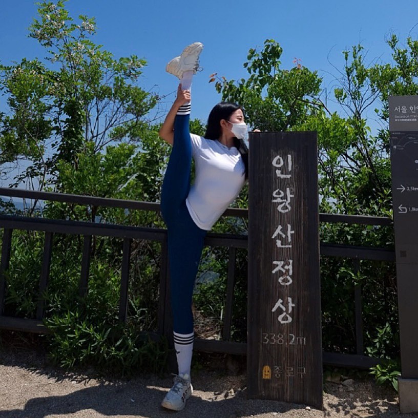 등산 도장깨기 ฅ( ̳• ·̫ • ̳ฅ)

2번째⛰ : 경복궁 인왕산
길이 너무 잘되어있고 
산 오른다는 느낌이 없었당
대학로 낙산공원 올라가는 느낌.. 
막판에 줄 조금 잡고🙄
올라가는데 1시간 조금넘게..?
하산할때는 40분정도!!
근데 내려가는곳이 올라가는길 
하나뿐이라 기다리는게 반.. 
평일에 가는거 추천!!

#인왕산 #경복궁 #다리찢기