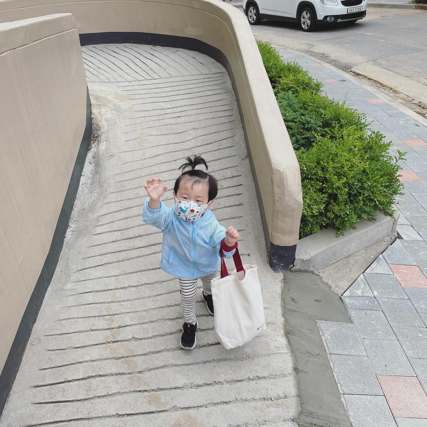 ⠀⠀⠀⠀⠀⠀⠀⠀⠀⠀⠀⠀⠀⠀⠀⠀
요새 손에 들어가면 절대 안주는 쭈니 ^^

그래 엄마 가방 들어줘서 고오맙다 !
가방 까맣게 만들어줘서 고마워 ❤️
⠀⠀⠀⠀⠀⠀⠀⠀⠀⠀⠀⠀⠀⠀⠀⠀
#19개월아기 #똥고집 #힘들어 #내가방사망