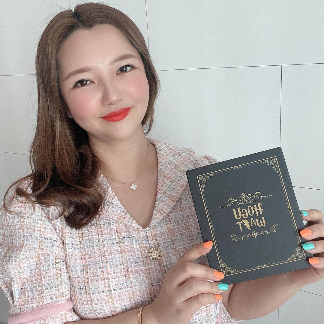  “#협찬 3cm거리에도 충전가능한 #호구와트무선충전기 인데요~ 10w 무선 고속 충전으로 폰케이스가 끼워져있어도 충전이 잘 돼요☺️ 핸드폰 뿐 아니라, 에어팟, 갤럭시 버즈 등 무선충전 호환 가능한 기기도 사용 가능하구요! 무엇보다 군더더기…”