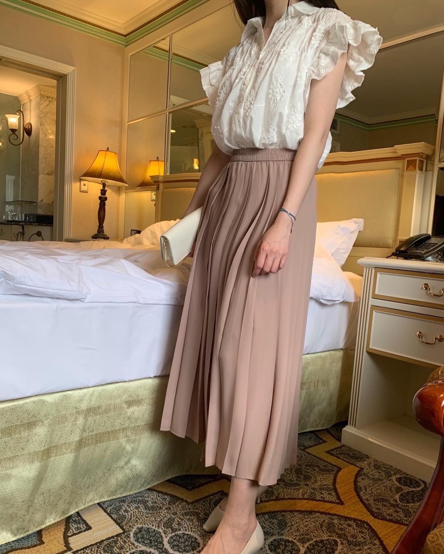 🏷 주름 라떼스커트 2color #그레이스블리 

여리여리하면서 여성스러운 무드가 
물씬 풍기는 주름 롱스커트 소개해드려요:)

은은하게 분위기를 낼 수 있는 스커트로
걸을 때마다 자연스럽게 퍼지는
스커트 라인으로 하체커버에 제격이며, 
다양한 상의와 매칭하기 좋아 
활용도 넘넘 좋아요~ 

롱스커트 하나만으로 드레스업한 듯 
풍성한 느낌을 주어
고급스러운 무드를 선사합니다:)

허리 밴딩 처리로
허리를 날씬하게 잡아주고
유연성 있어 편안하게 입으실 수 있답니다:)

✔️스토어팜업데이트예정 
✔️컬러 : 블랙, 베이지 

프로필 링크에 예쁜 제품 많이 있으니 찾아주세요💕

#그레이스블리쇼핑몰 #gracevely #우아함을입는다